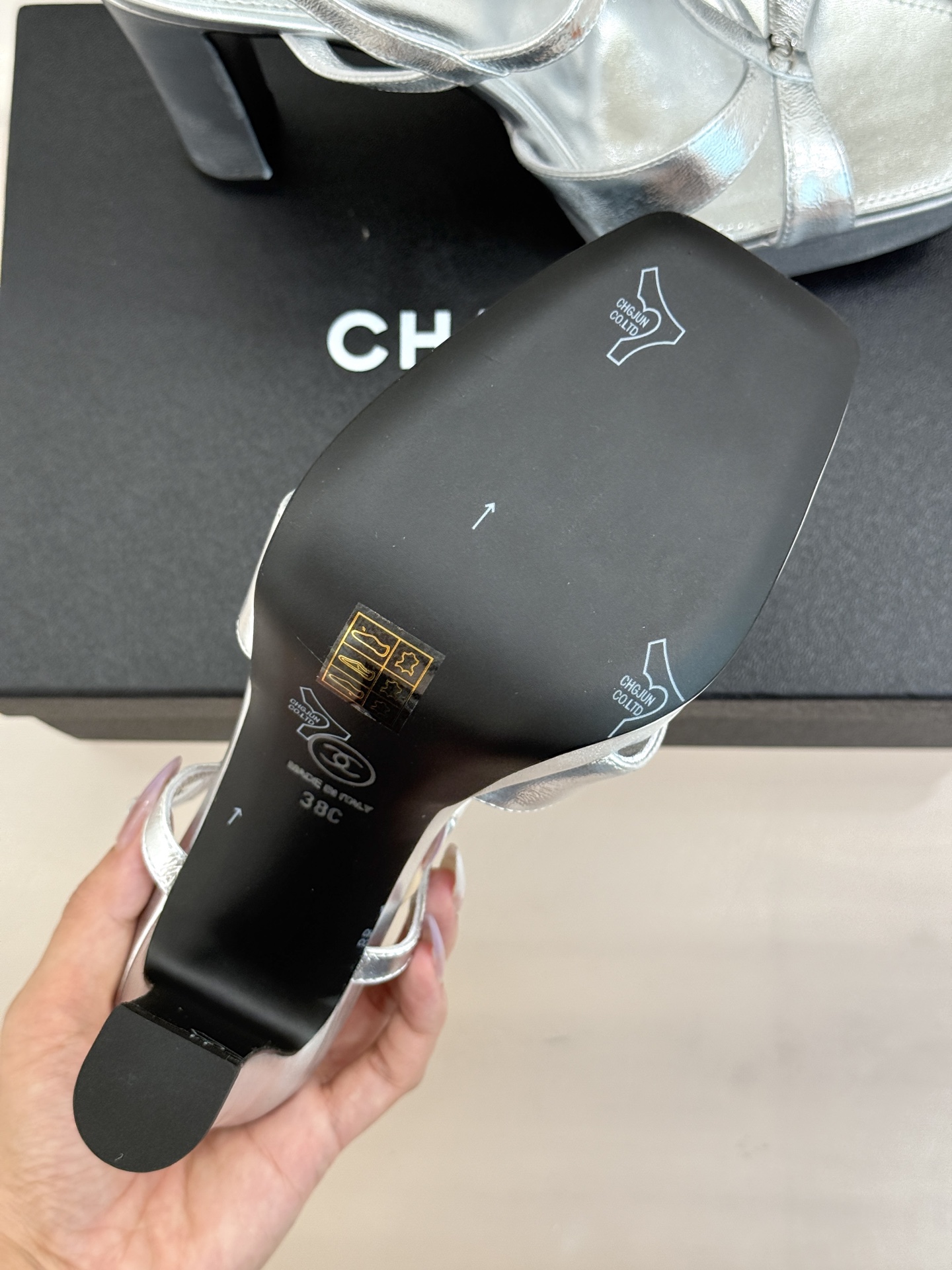 CHANE* ｜小香经典双C方头恨天高粗跟凉鞋以方头重塑经典恨天高高跟凉鞋。利落方头修饰脚型 显脚修长粗