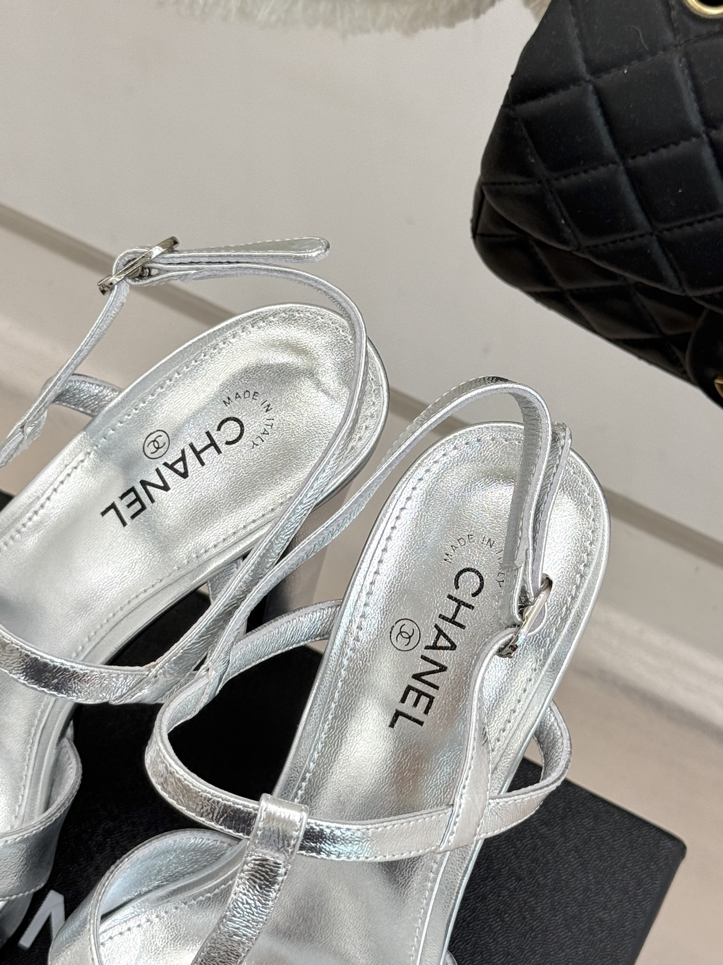 CHANE* ｜小香经典双C方头恨天高粗跟凉鞋以方头重塑经典恨天高高跟凉鞋。利落方头修饰脚型 显脚修长粗