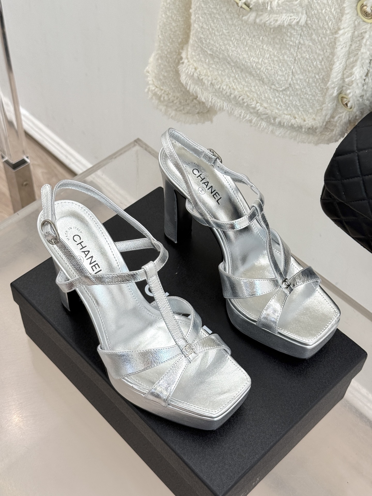 CHANE* ｜小香经典双C方头恨天高粗跟凉鞋以方头重塑经典恨天高高跟凉鞋。利落方头修饰脚型 显脚修长粗