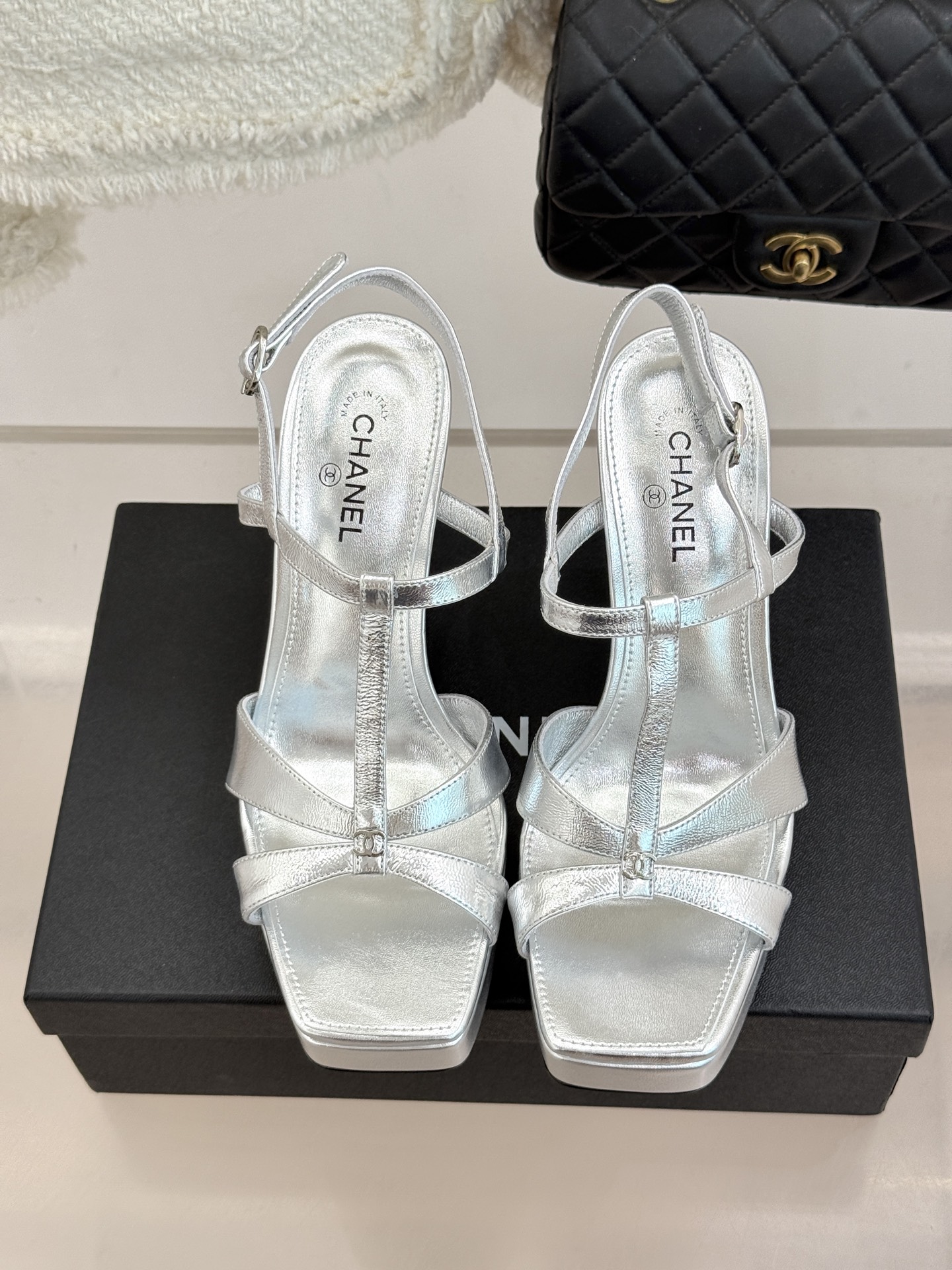 CHANE* ｜小香经典双C方头恨天高粗跟凉鞋以方头重塑经典恨天高高跟凉鞋。利落方头修饰脚型 显脚修长粗