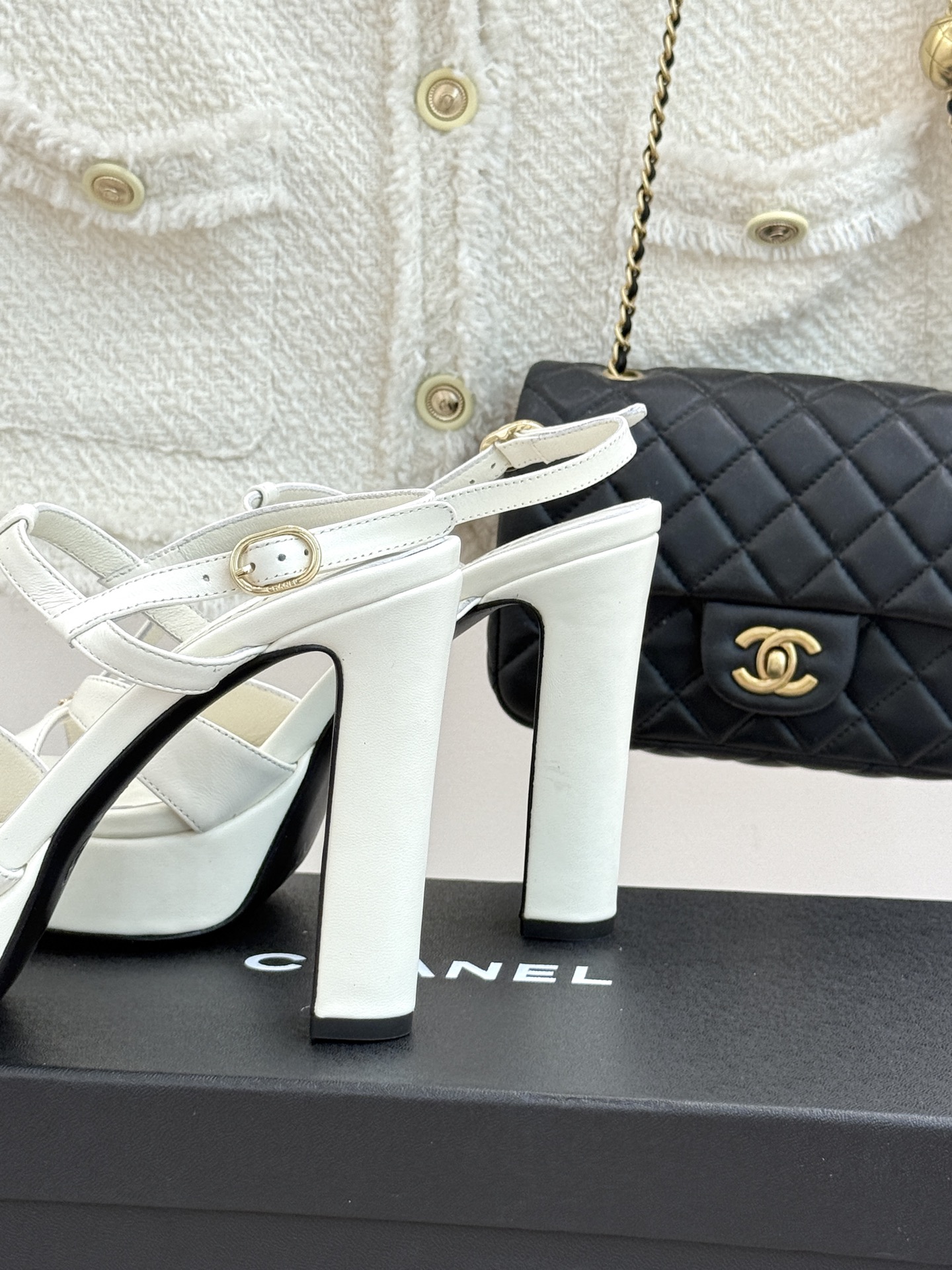 CHANE* ｜小香经典双C方头恨天高粗跟凉鞋以方头重塑经典恨天高高跟凉鞋。利落方头修饰脚型 显脚修长粗