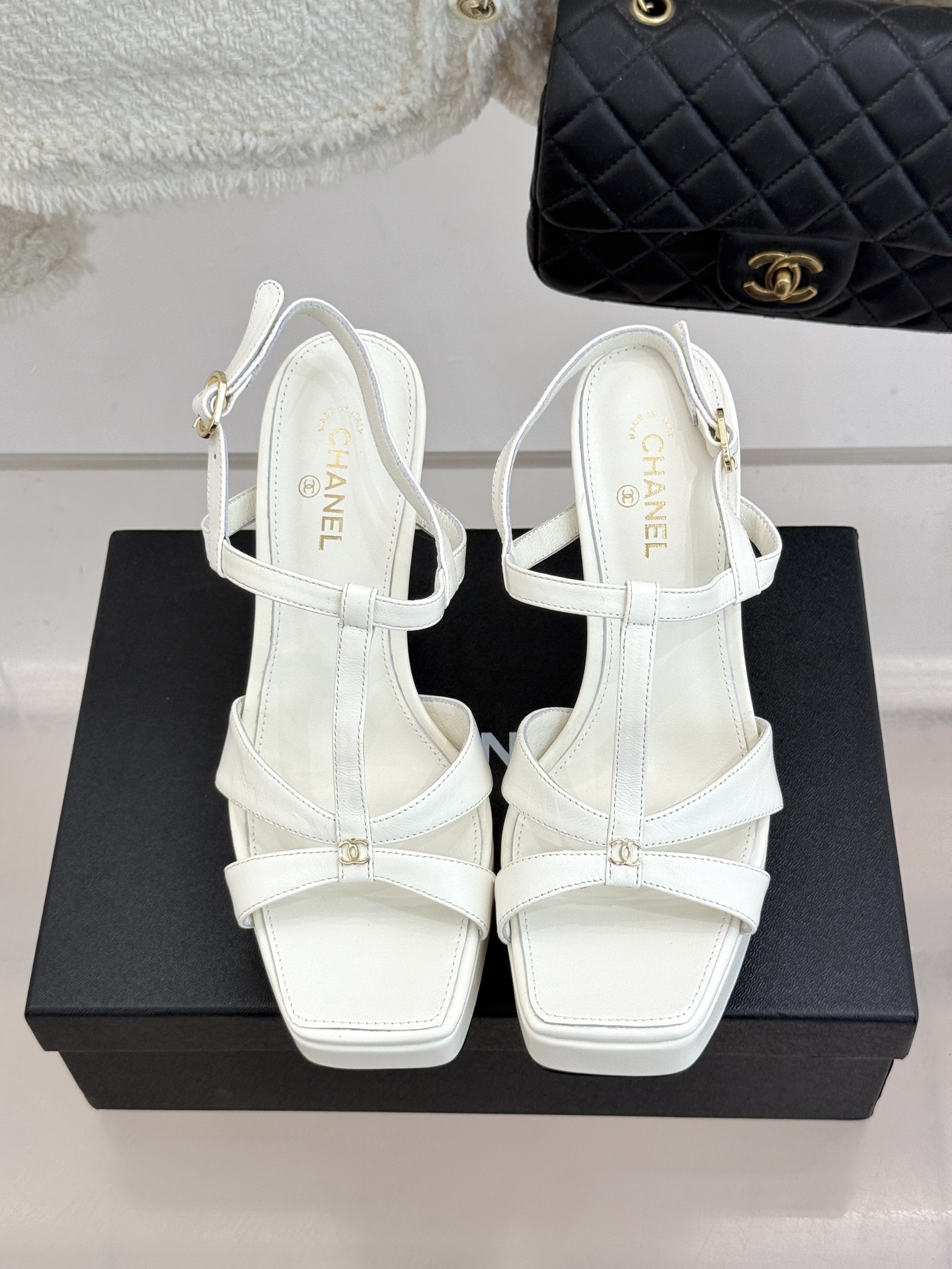 CHANE* ｜小香经典双C方头恨天高粗跟凉鞋以方头重塑经典恨天高高跟凉鞋。利落方头修饰脚型 显脚修长粗