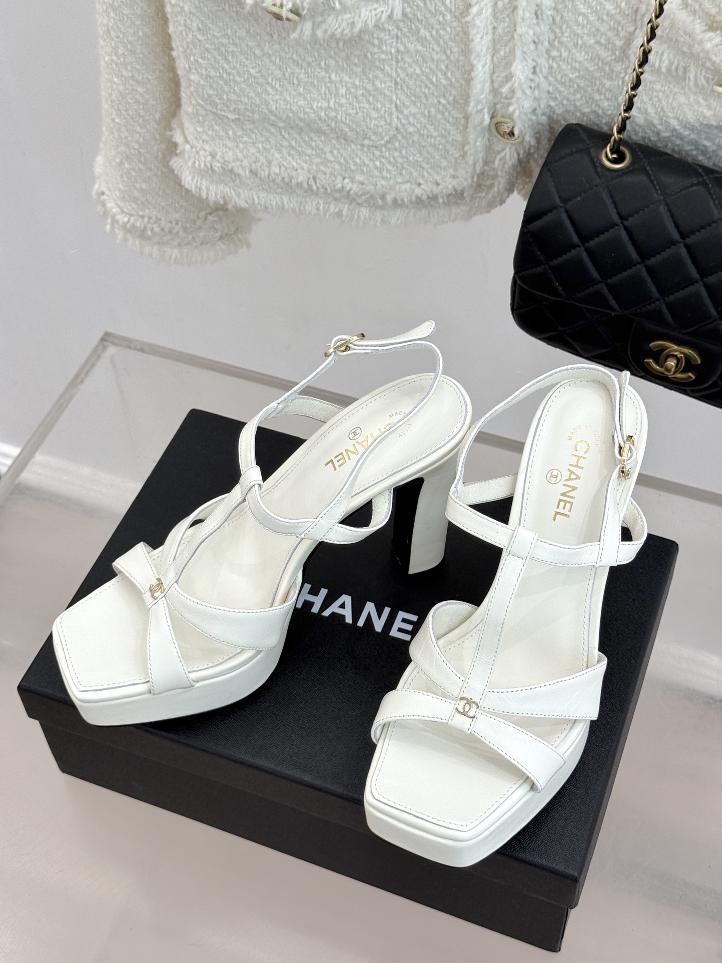 CHANE* ｜小香经典双C方头恨天高粗跟凉鞋以方头重塑经典恨天高高跟凉鞋。利落方头修饰脚型 显脚修长粗