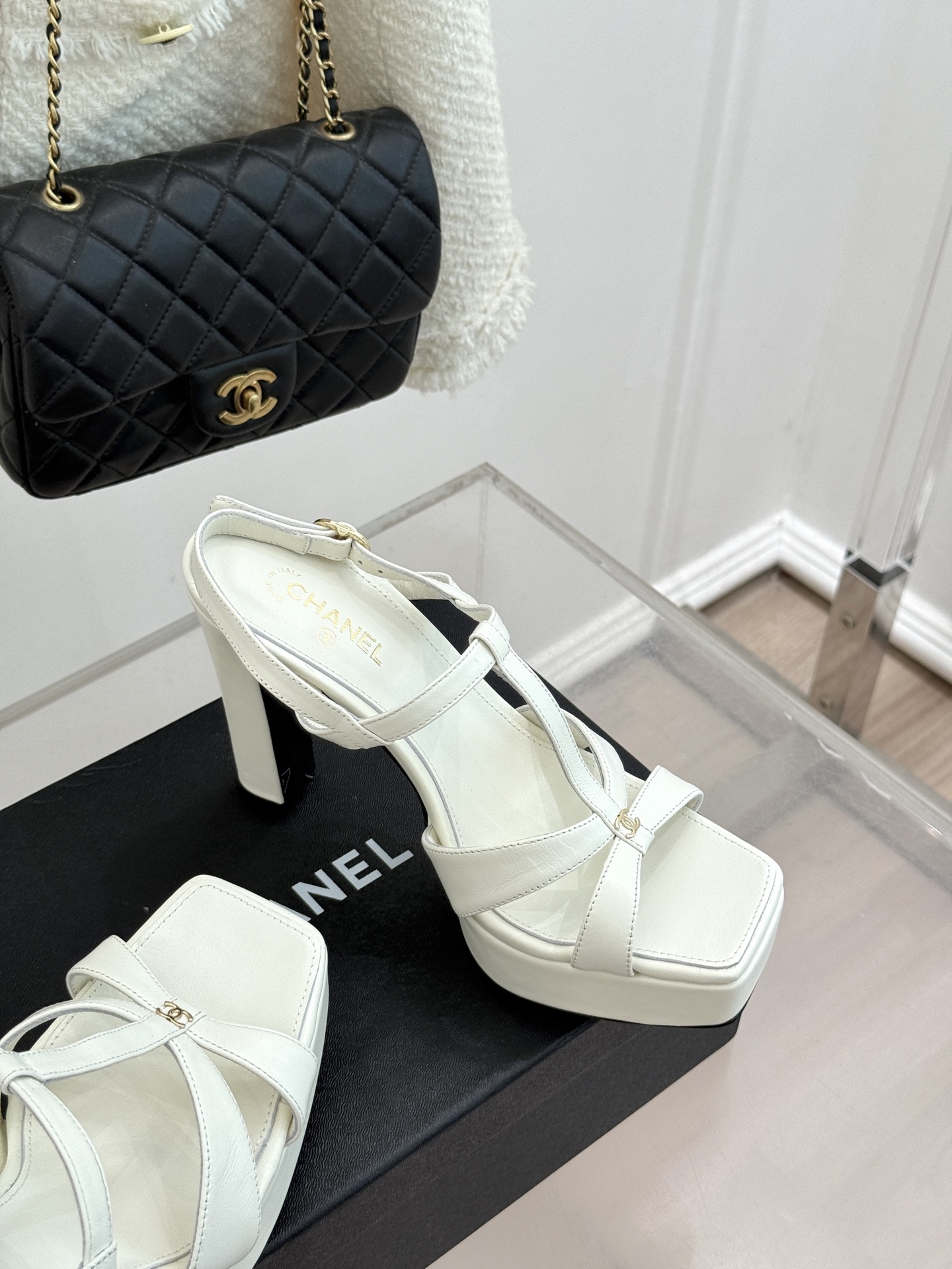 CHANE* ｜小香经典双C方头恨天高粗跟凉鞋以方头重塑经典恨天高高跟凉鞋。利落方头修饰脚型 显脚修长粗