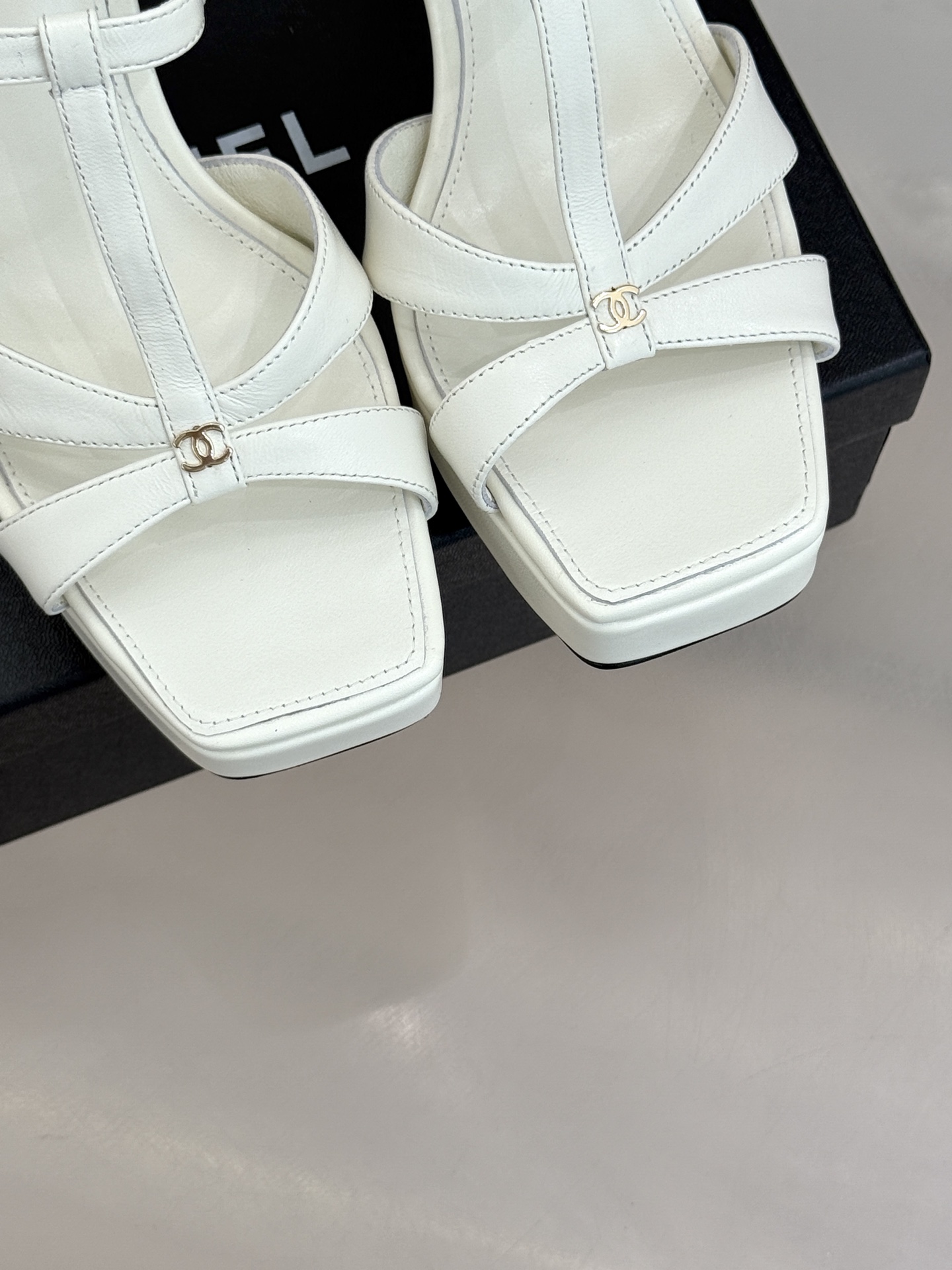 CHANE* ｜小香经典双C方头恨天高粗跟凉鞋以方头重塑经典恨天高高跟凉鞋。利落方头修饰脚型 显脚修长粗