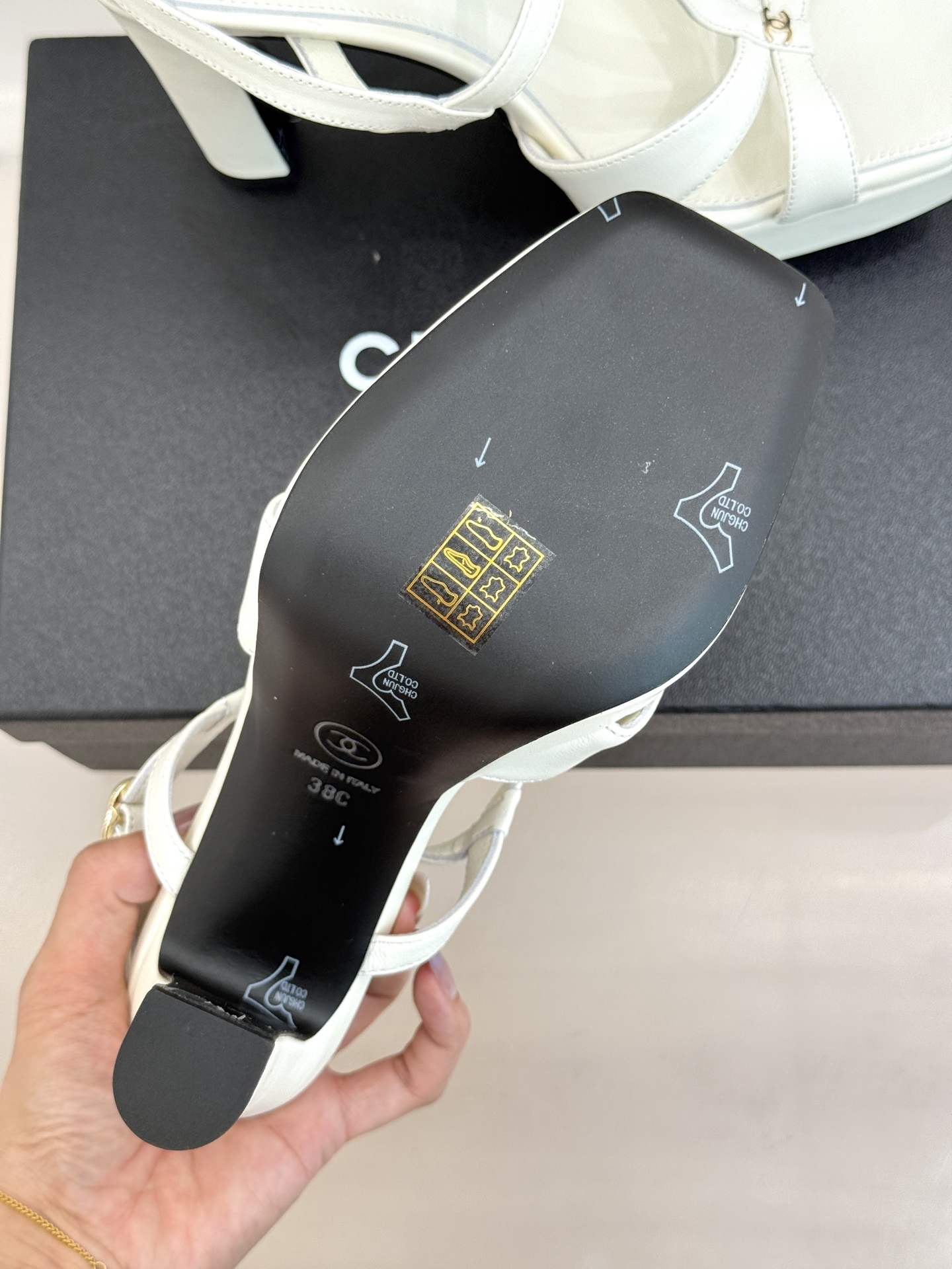 CHANE* ｜小香经典双C方头恨天高粗跟凉鞋以方头重塑经典恨天高高跟凉鞋。利落方头修饰脚型 显脚修长粗