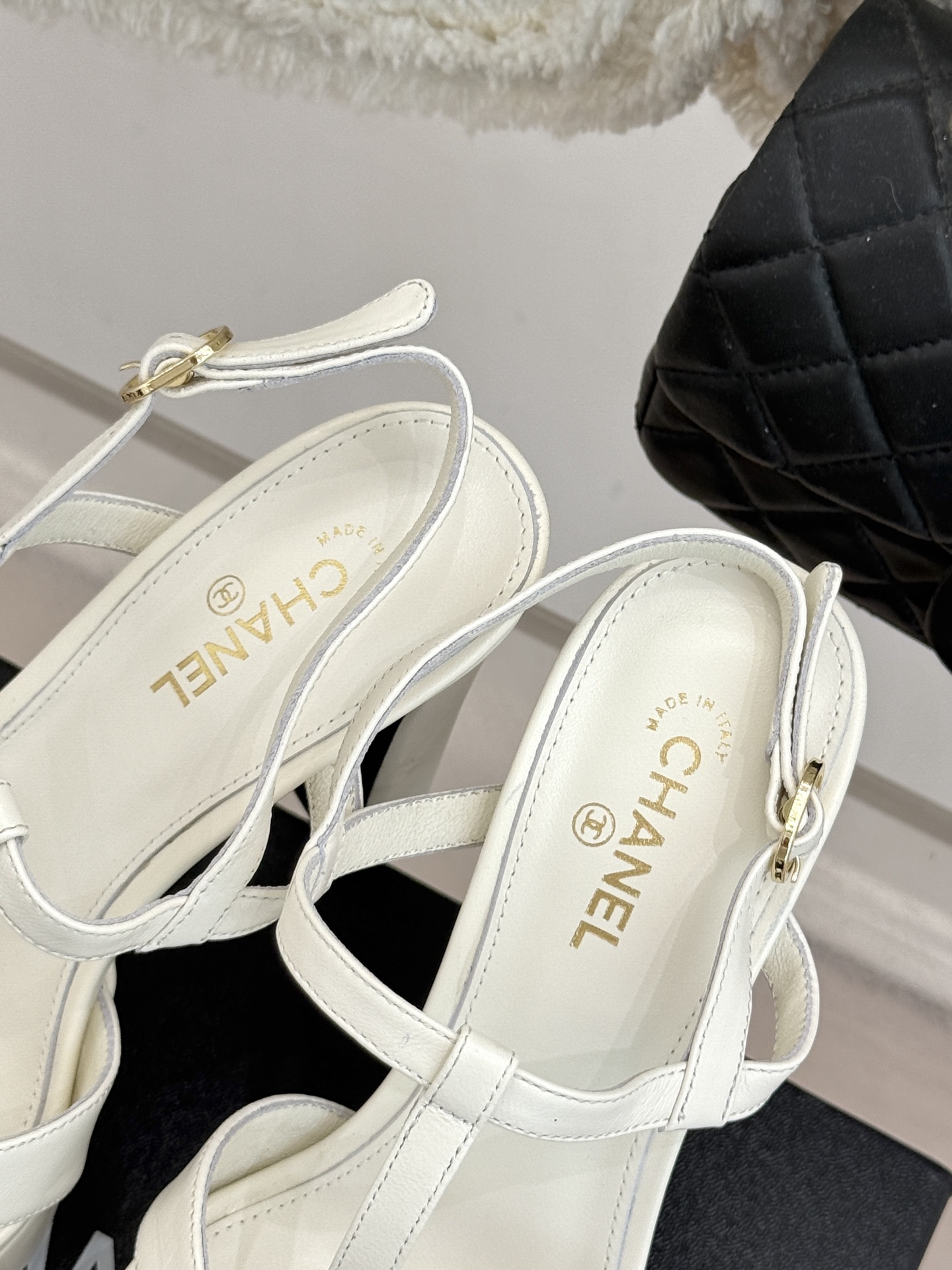 CHANE* ｜小香经典双C方头恨天高粗跟凉鞋以方头重塑经典恨天高高跟凉鞋。利落方头修饰脚型 显脚修长粗