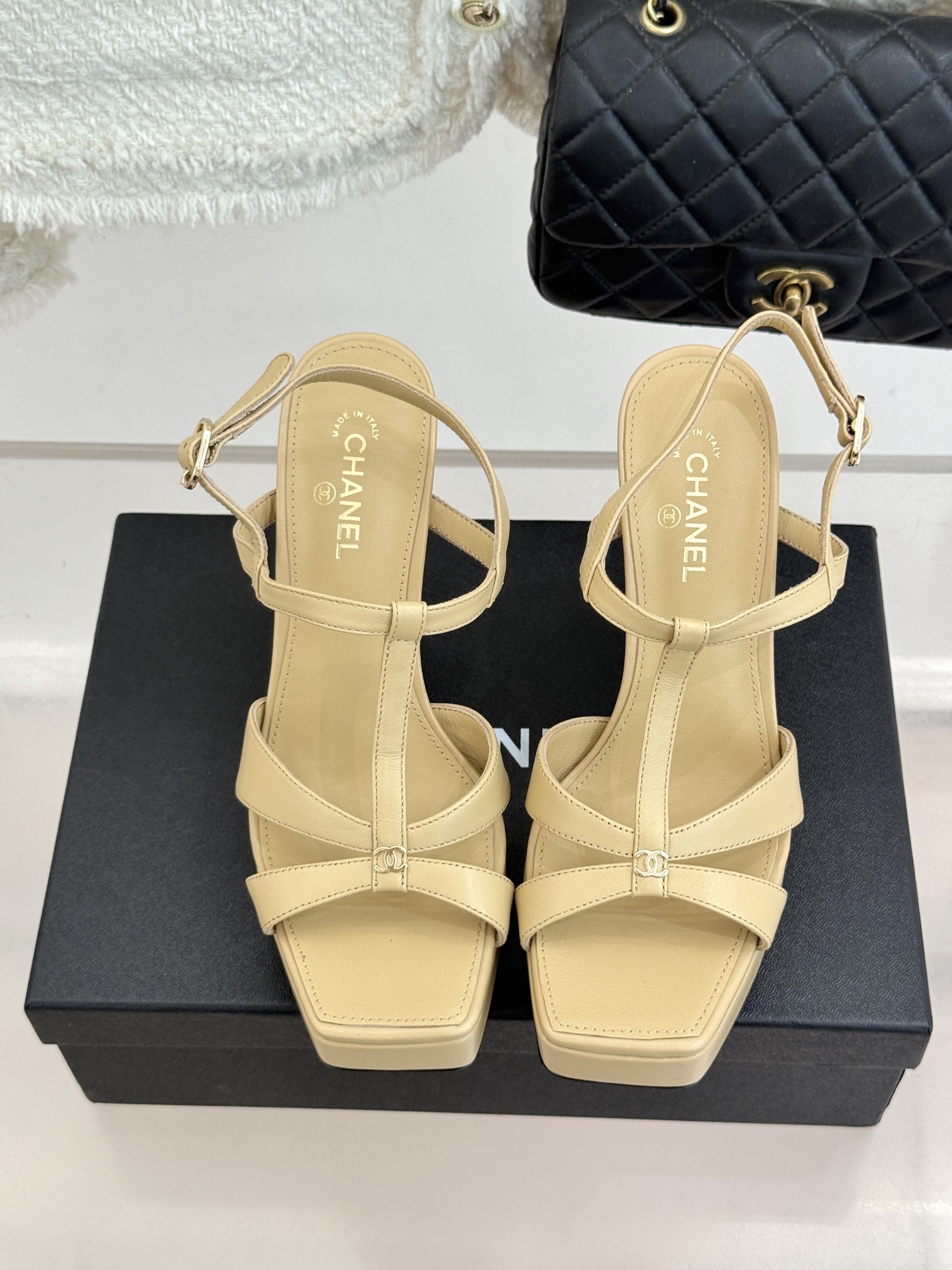 CHANE* ｜小香经典双C方头恨天高粗跟凉鞋以方头重塑经典恨天高高跟凉鞋。利落方头修饰脚型 显脚修长粗