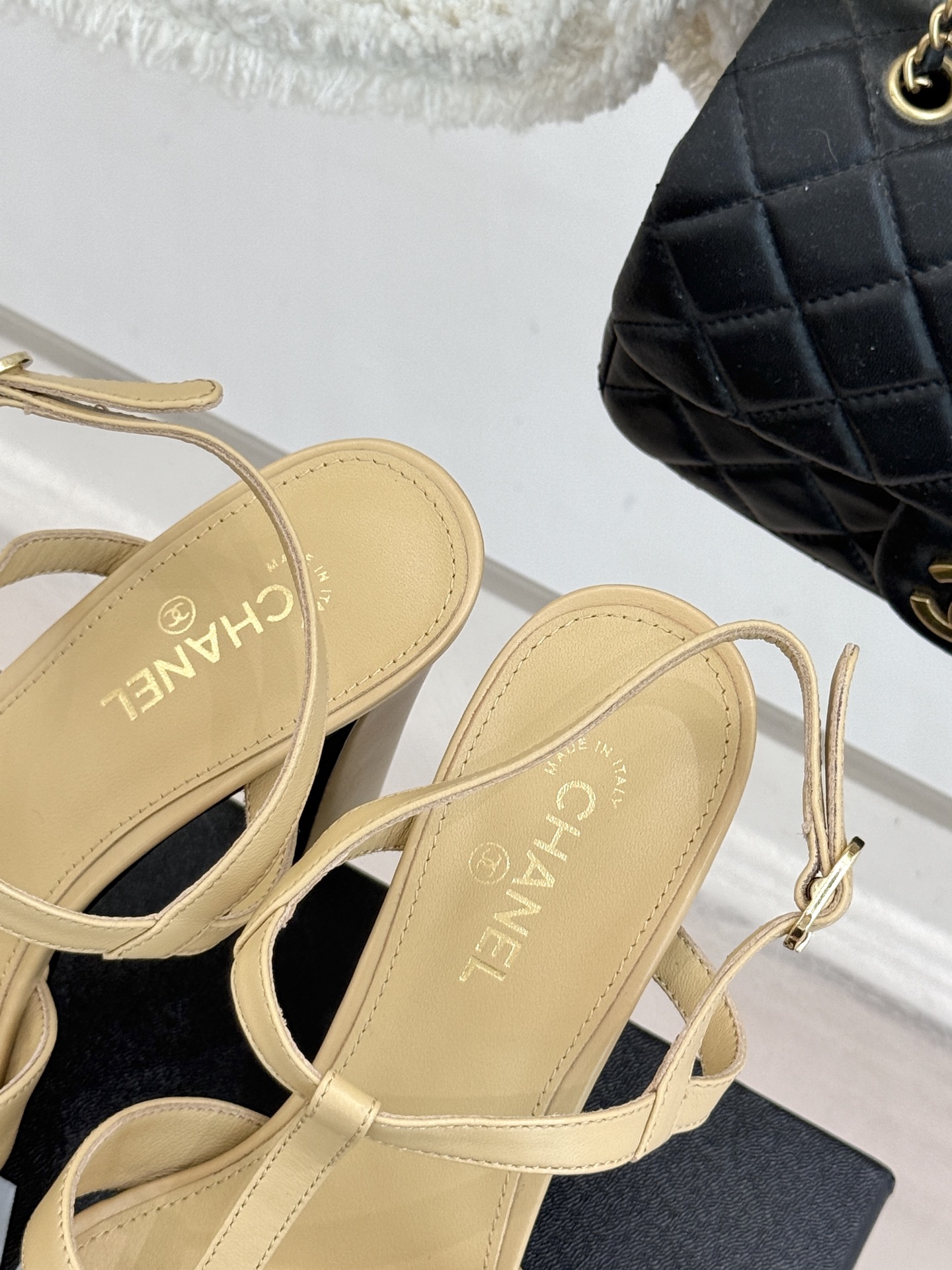 CHANE* ｜小香经典双C方头恨天高粗跟凉鞋以方头重塑经典恨天高高跟凉鞋。利落方头修饰脚型 显脚修长粗