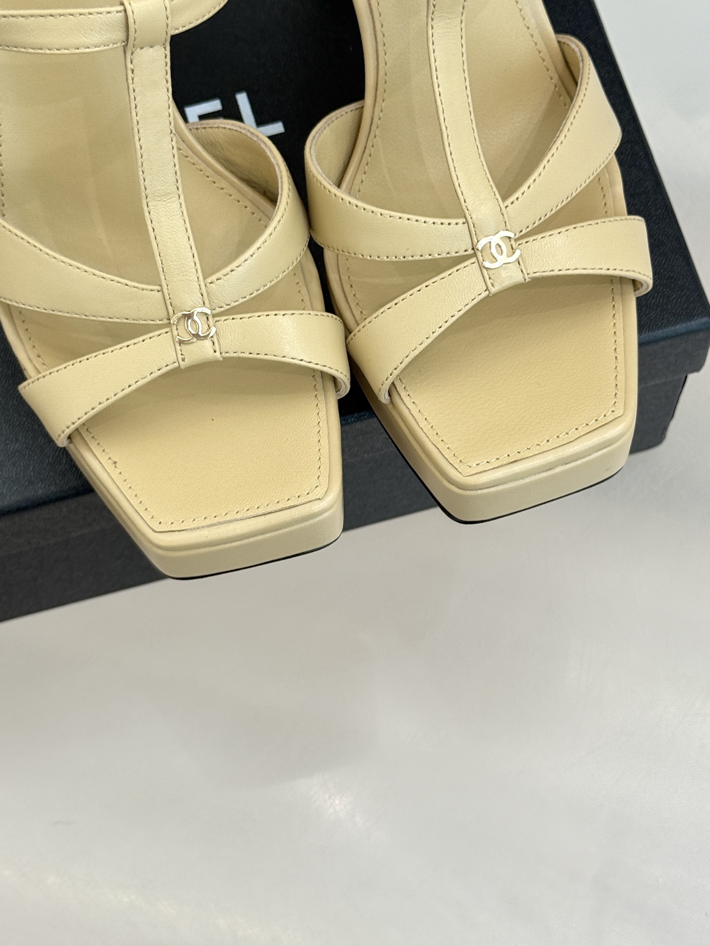 CHANE* ｜小香经典双C方头恨天高粗跟凉鞋以方头重塑经典恨天高高跟凉鞋。利落方头修饰脚型 显脚修长粗