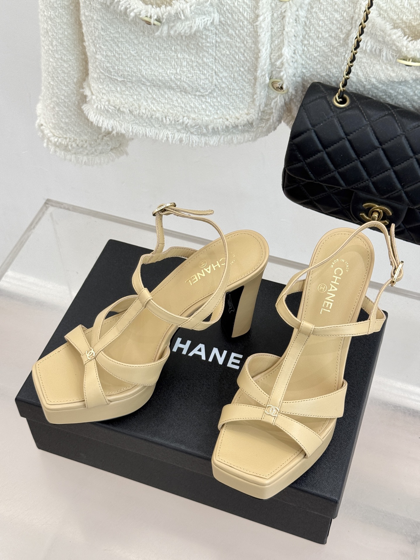 CHANE* ｜小香经典双C方头恨天高粗跟凉鞋以方头重塑经典恨天高高跟凉鞋。利落方头修饰脚型 显脚修长粗