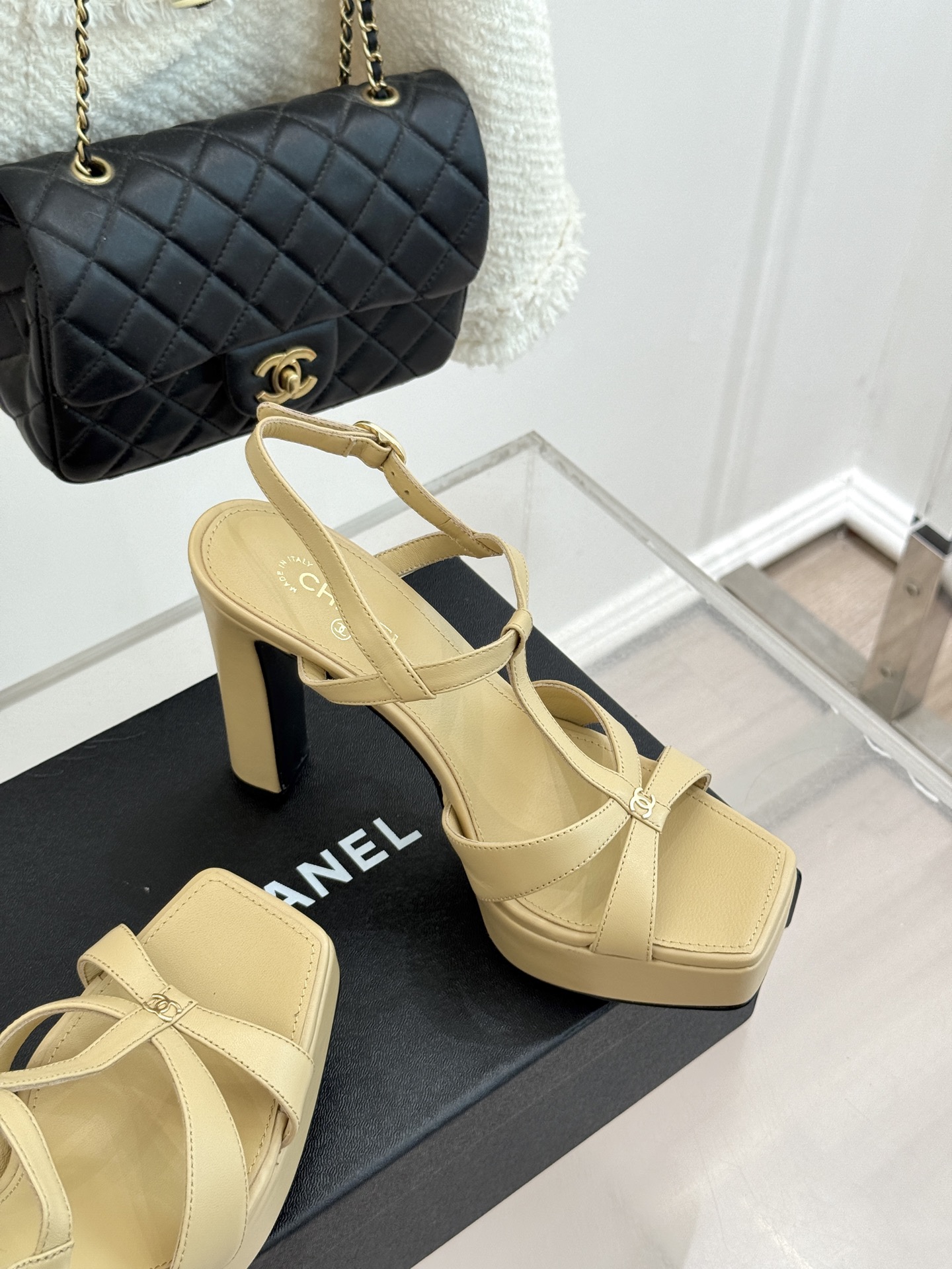 CHANE* ｜小香经典双C方头恨天高粗跟凉鞋以方头重塑经典恨天高高跟凉鞋。利落方头修饰脚型 显脚修长粗