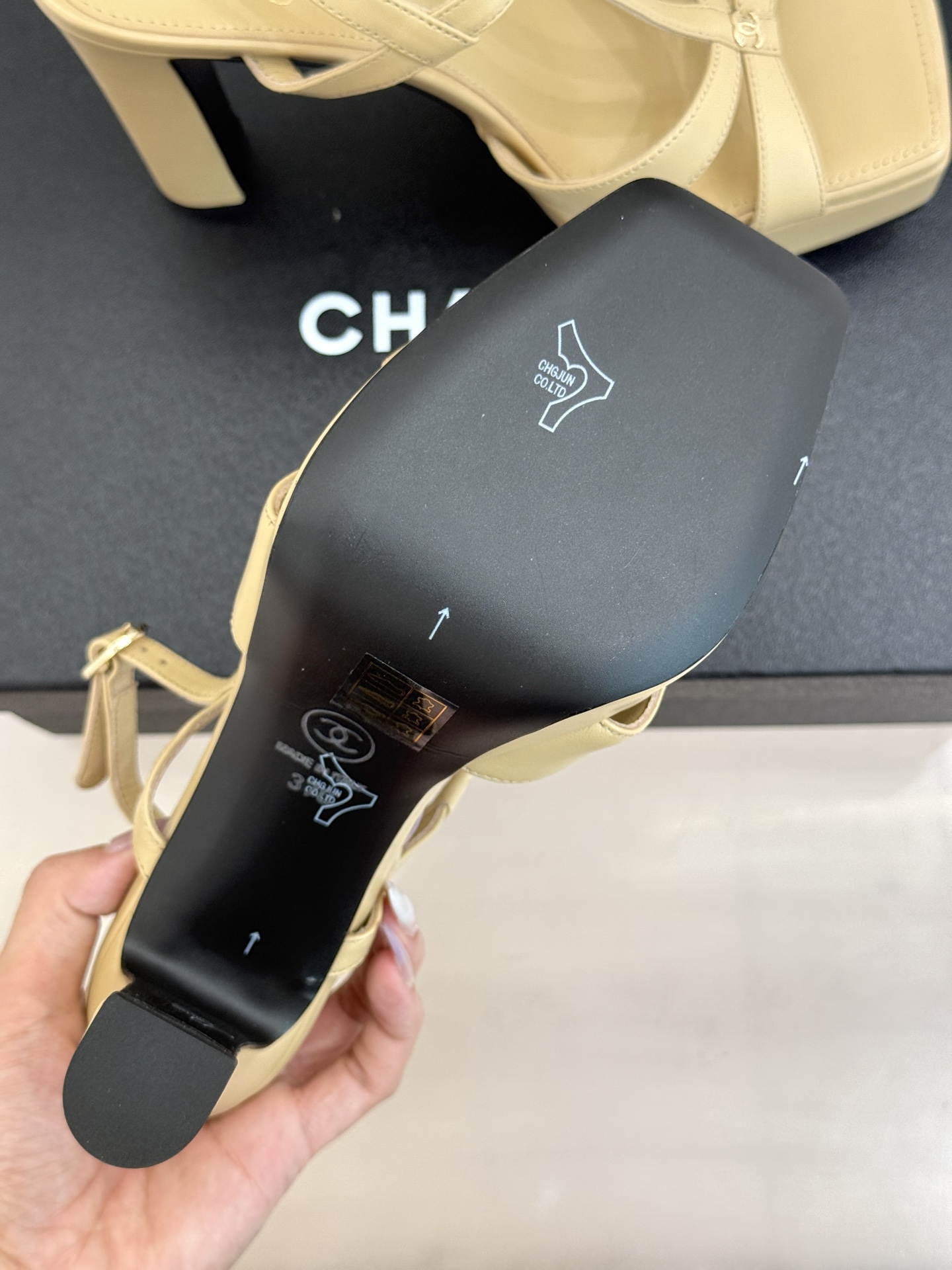 CHANE* ｜小香经典双C方头恨天高粗跟凉鞋以方头重塑经典恨天高高跟凉鞋。利落方头修饰脚型 显脚修长粗