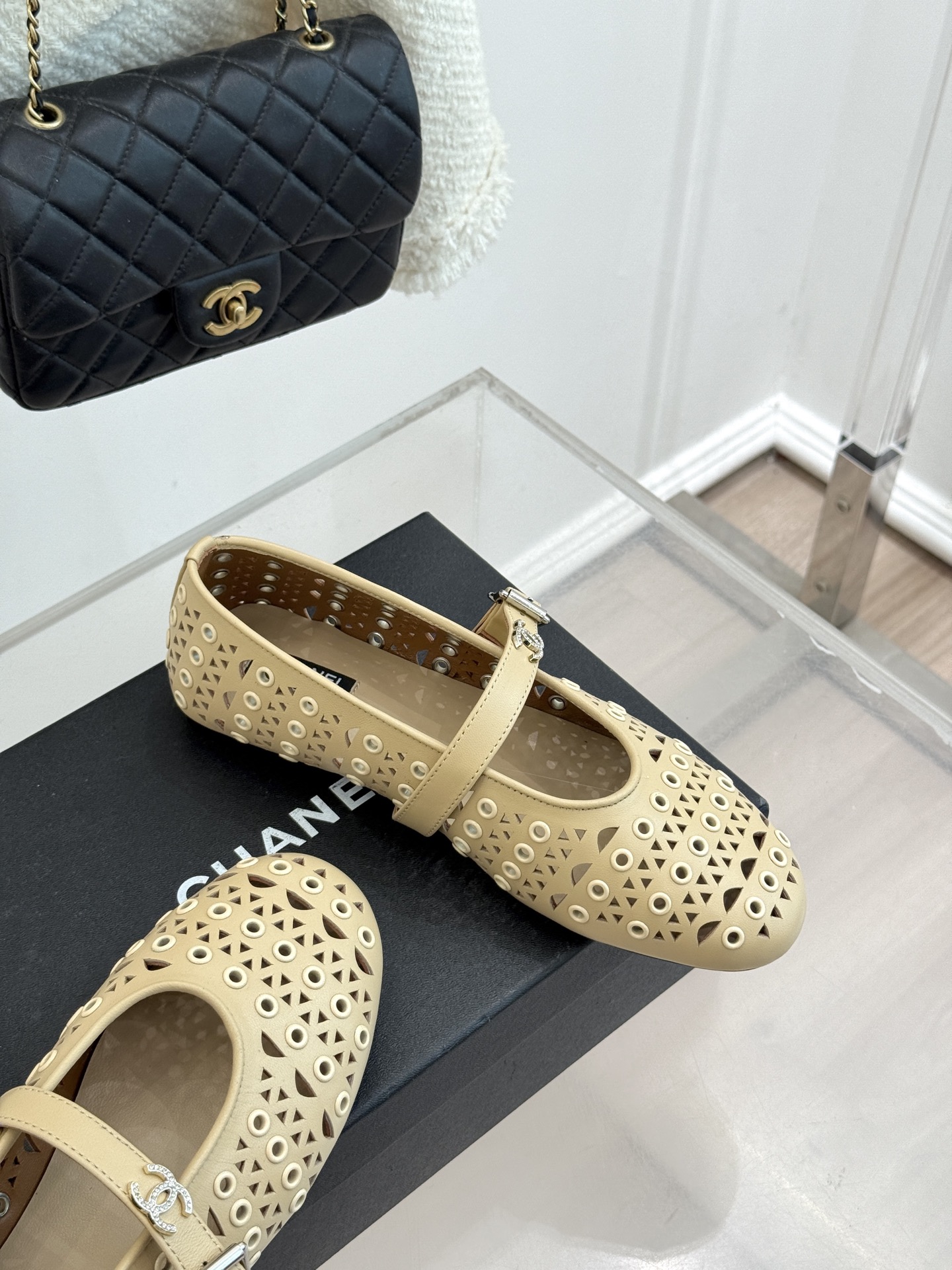 CHANE*｜小香经典双C镂空平底玛丽珍鞋2026春夏新作 重新解构经典玛丽珍。镂空回纹设计，透气且富有