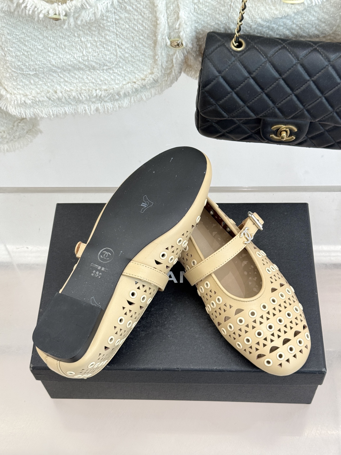 CHANE*｜小香经典双C镂空平底玛丽珍鞋2026春夏新作 重新解构经典玛丽珍。镂空回纹设计，透气且富有