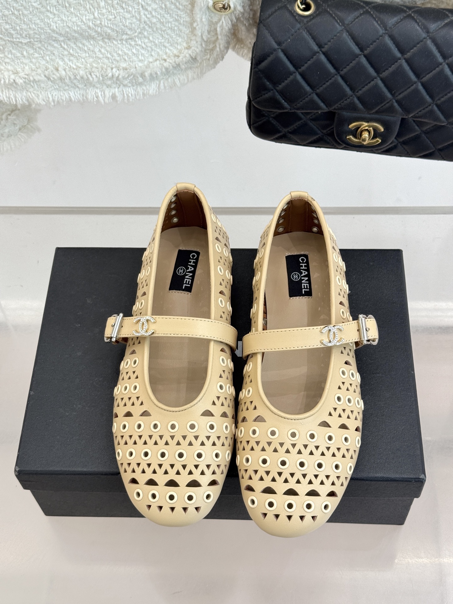 CHANE*｜小香经典双C镂空平底玛丽珍鞋2026春夏新作 重新解构经典玛丽珍。镂空回纹设计，透气且富有