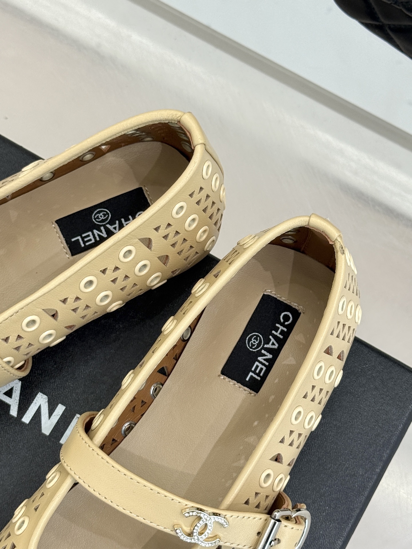 CHANE*｜小香经典双C镂空平底玛丽珍鞋2026春夏新作 重新解构经典玛丽珍。镂空回纹设计，透气且富有