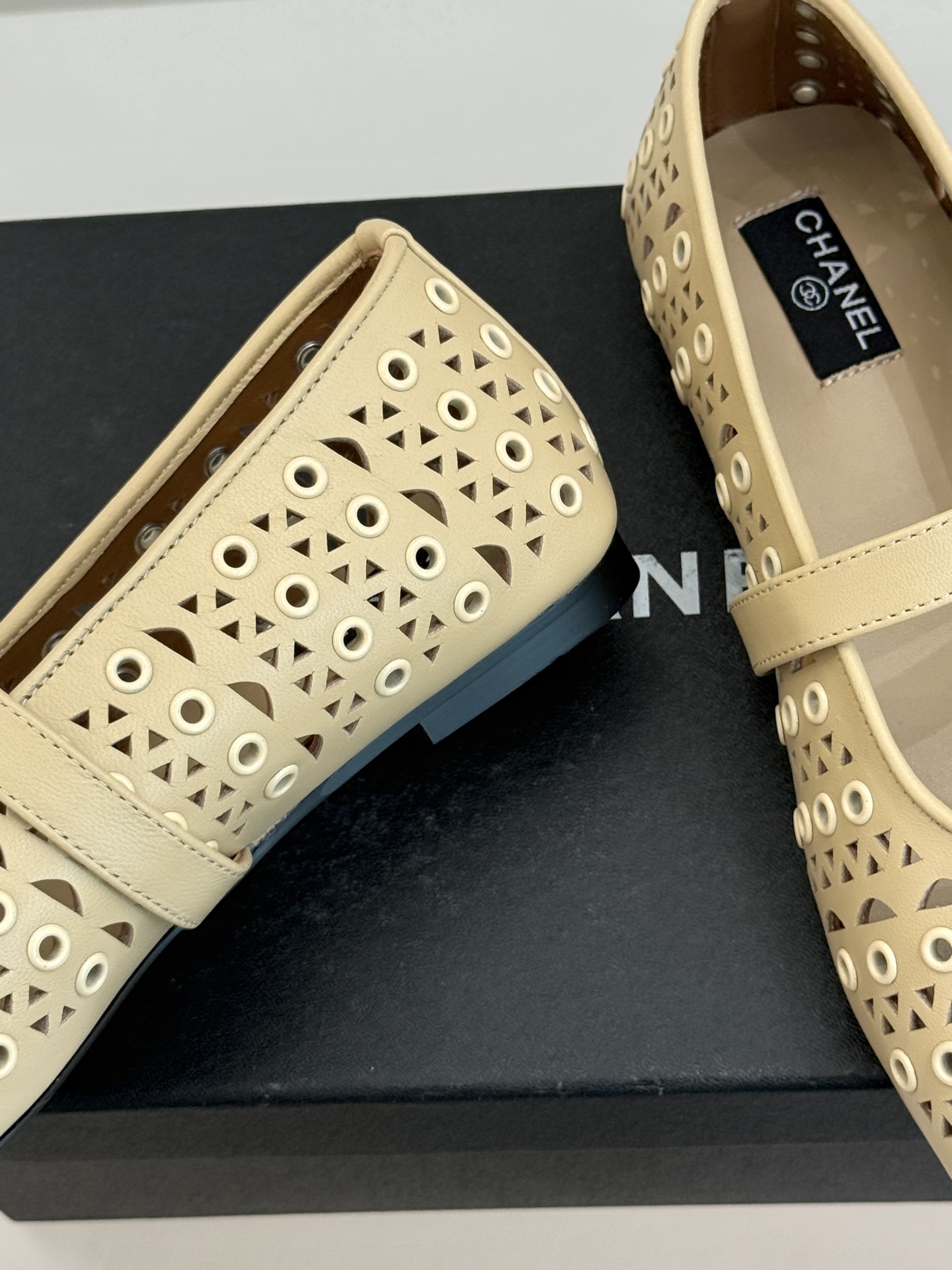 CHANE*｜小香经典双C镂空平底玛丽珍鞋2026春夏新作 重新解构经典玛丽珍。镂空回纹设计，透气且富有