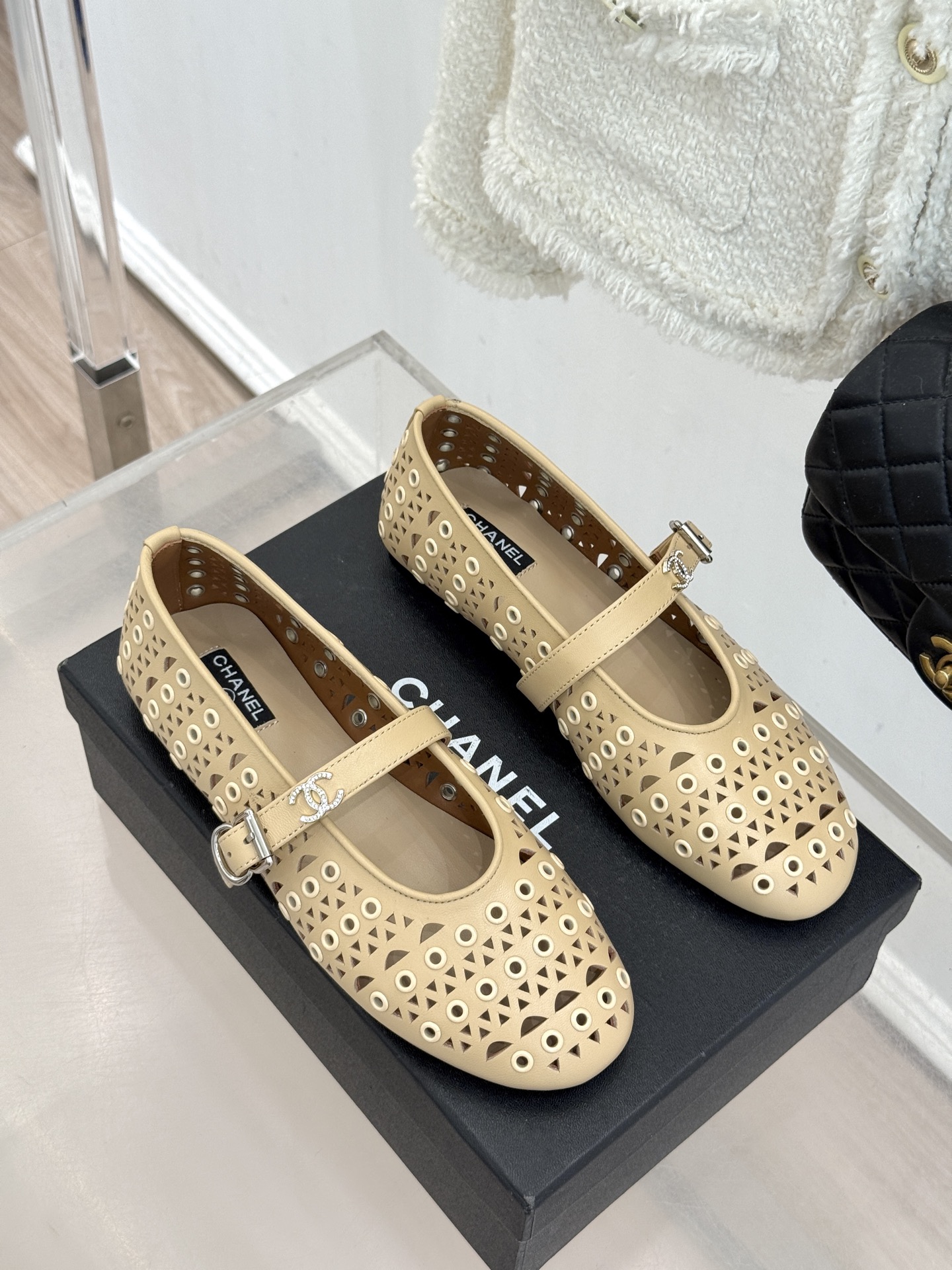 CHANE*｜小香经典双C镂空平底玛丽珍鞋2026春夏新作 重新解构经典玛丽珍。镂空回纹设计，透气且富有