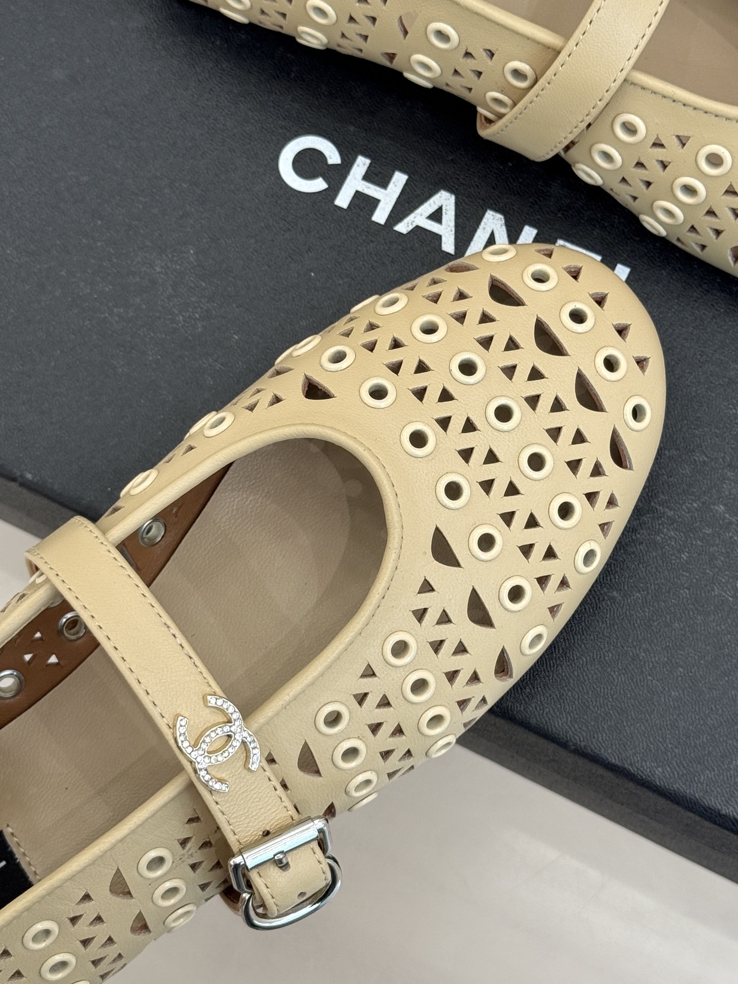 CHANE*｜小香经典双C镂空平底玛丽珍鞋2026春夏新作 重新解构经典玛丽珍。镂空回纹设计，透气且富有