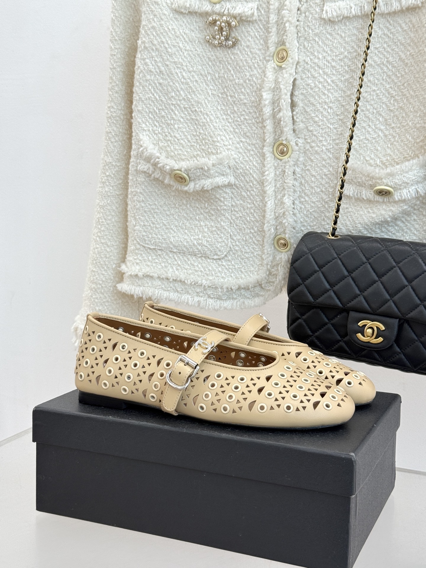 CHANE*｜小香经典双C镂空平底玛丽珍鞋2026春夏新作 重新解构经典玛丽珍。镂空回纹设计，透气且富有