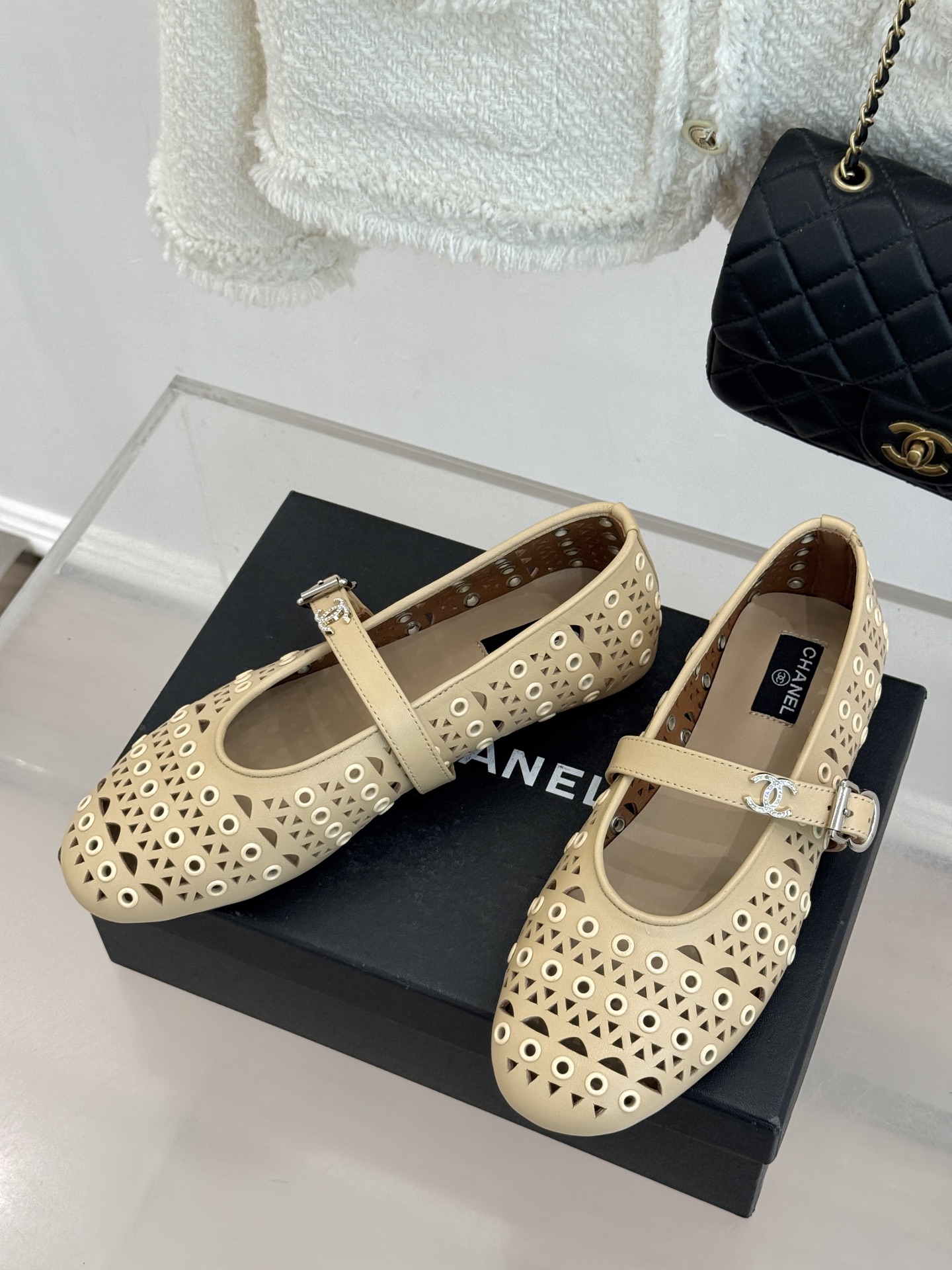 CHANE*｜小香经典双C镂空平底玛丽珍鞋2026春夏新作 重新解构经典玛丽珍。镂空回纹设计，透气且富有