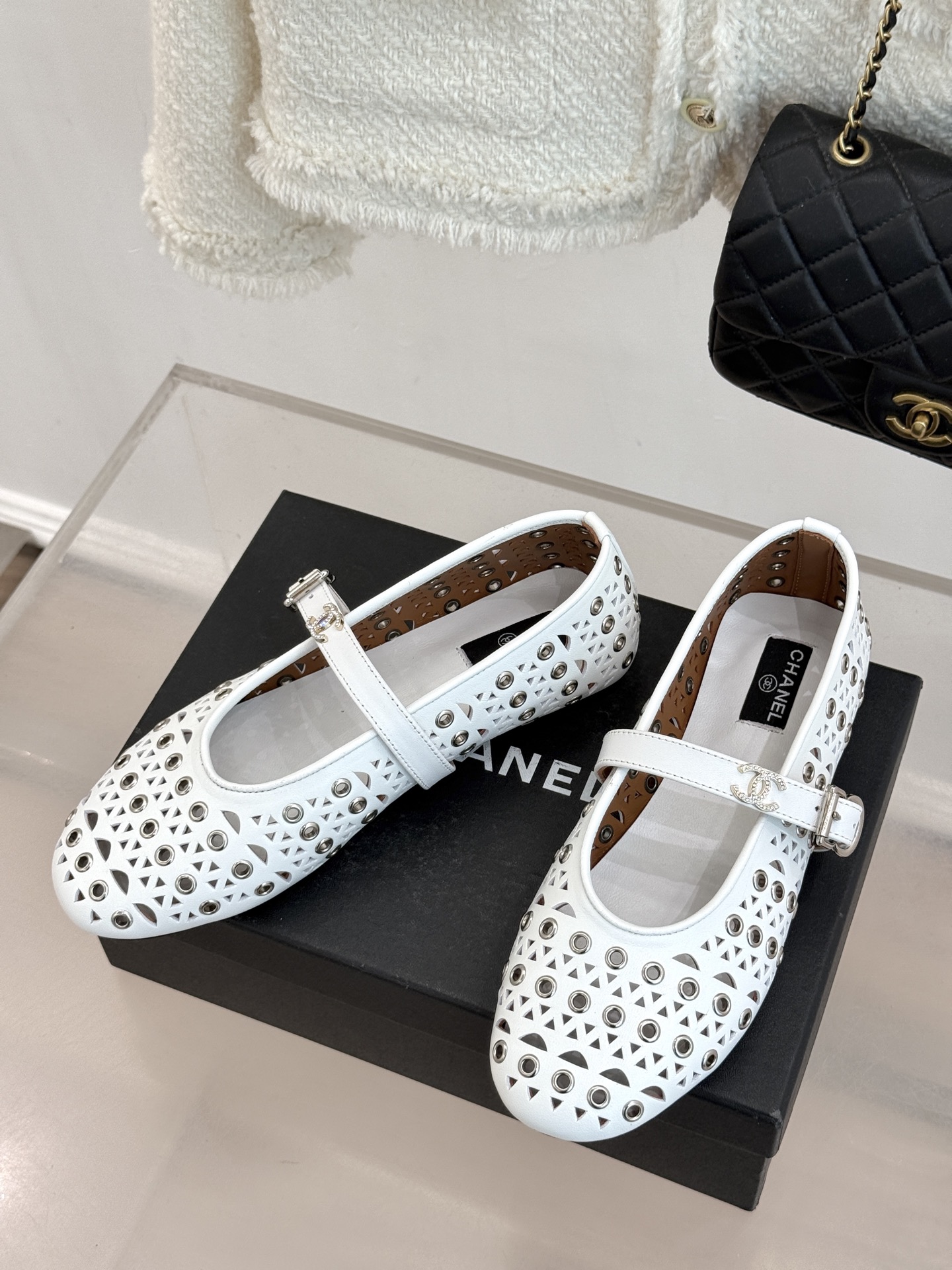 CHANE*｜小香经典双C镂空平底玛丽珍鞋2026春夏新作 重新解构经典玛丽珍。镂空回纹设计，透气且富有