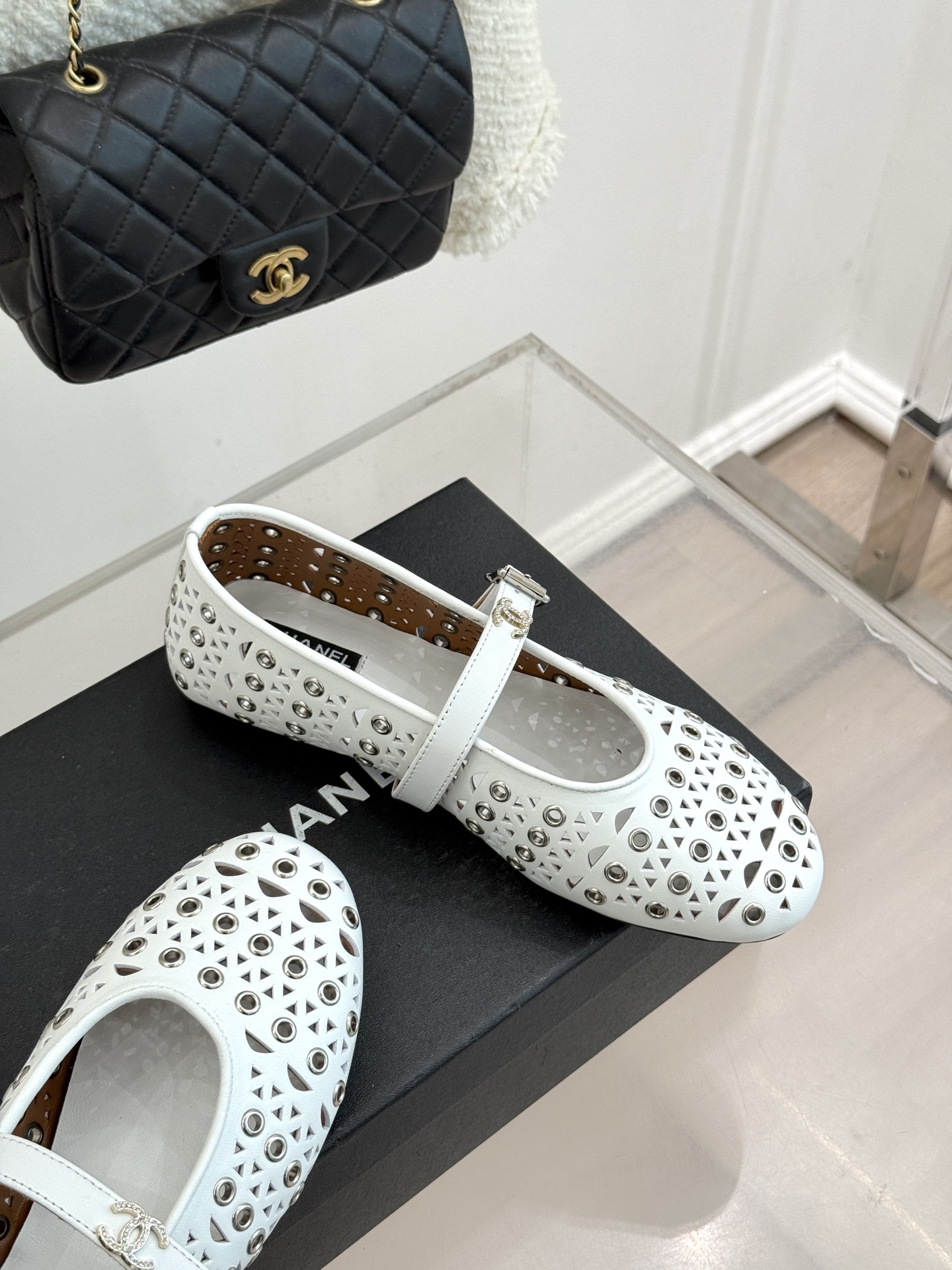 CHANE*｜小香经典双C镂空平底玛丽珍鞋2026春夏新作 重新解构经典玛丽珍。镂空回纹设计，透气且富有