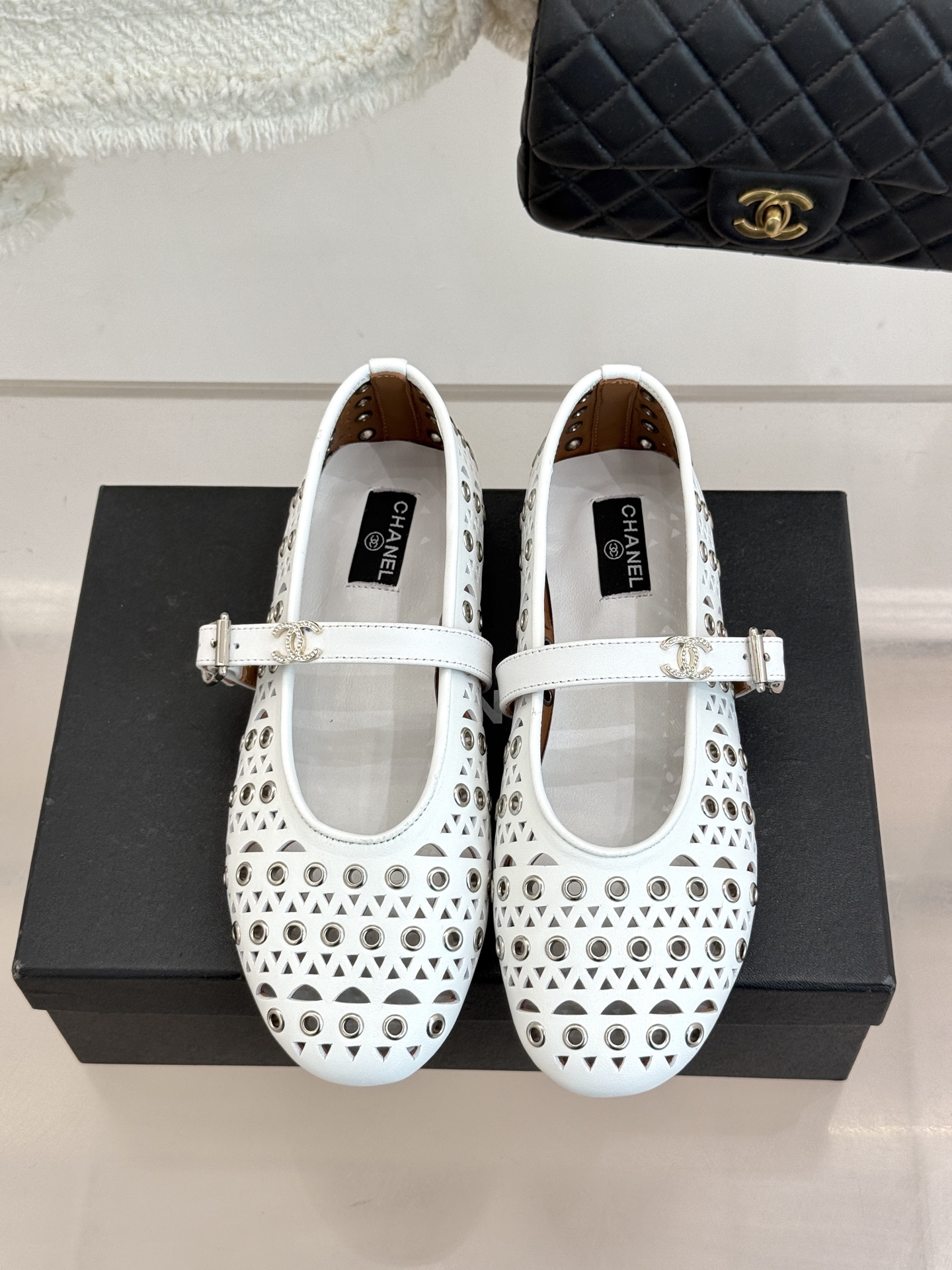 CHANE*｜小香经典双C镂空平底玛丽珍鞋2026春夏新作 重新解构经典玛丽珍。镂空回纹设计，透气且富有