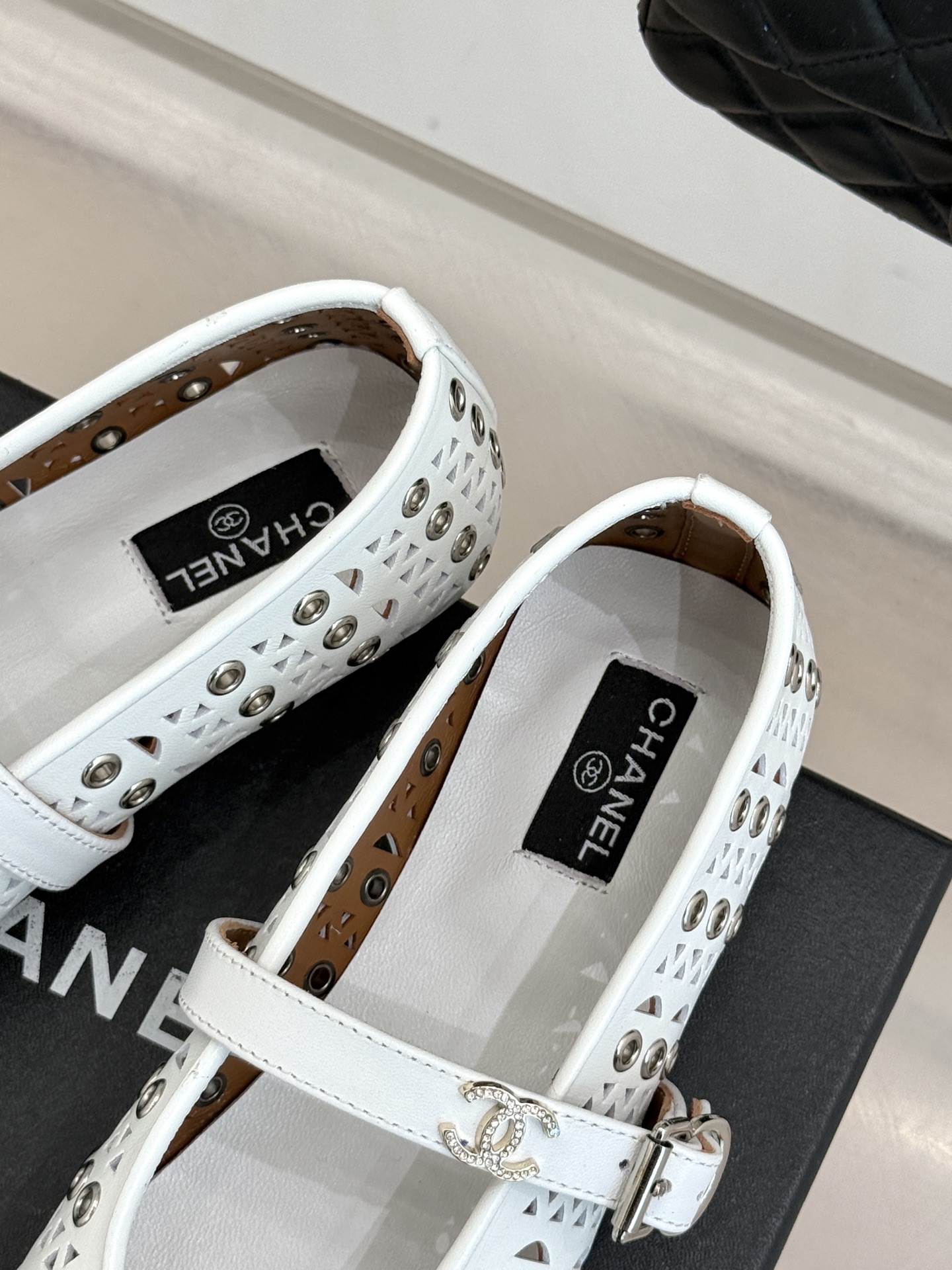 CHANE*｜小香经典双C镂空平底玛丽珍鞋2026春夏新作 重新解构经典玛丽珍。镂空回纹设计，透气且富有