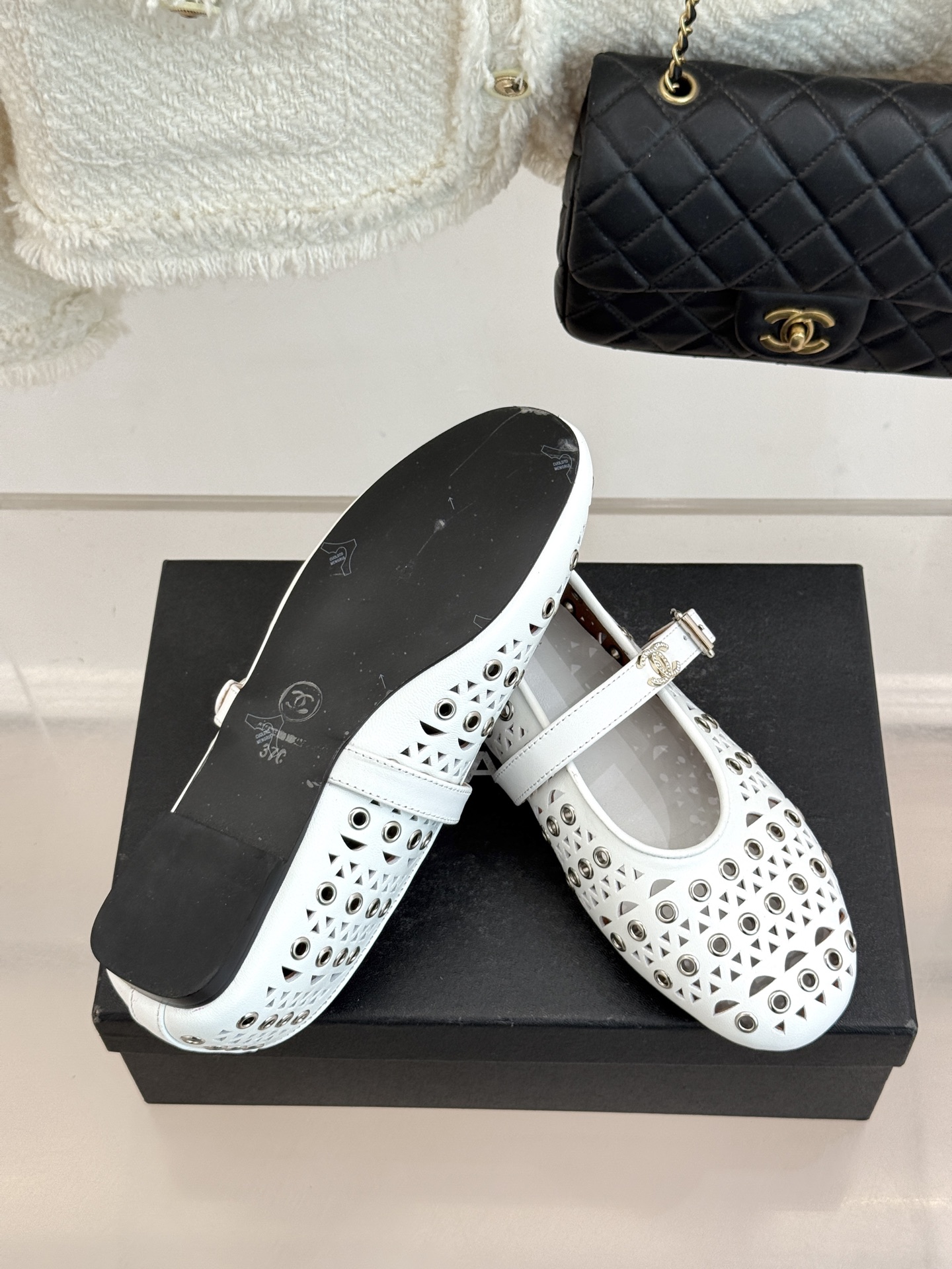 CHANE*｜小香经典双C镂空平底玛丽珍鞋2026春夏新作 重新解构经典玛丽珍。镂空回纹设计，透气且富有