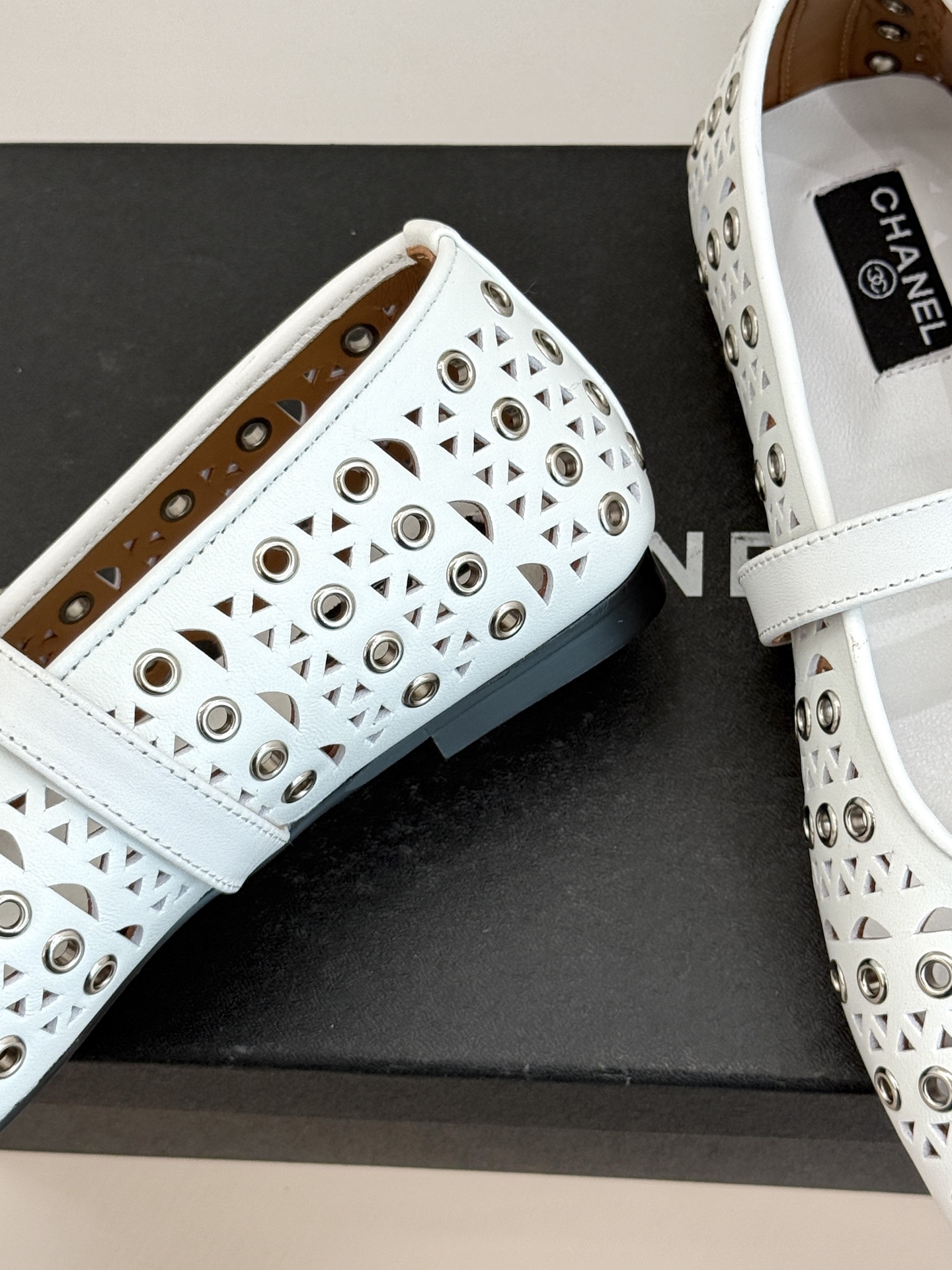 CHANE*｜小香经典双C镂空平底玛丽珍鞋2026春夏新作 重新解构经典玛丽珍。镂空回纹设计，透气且富有