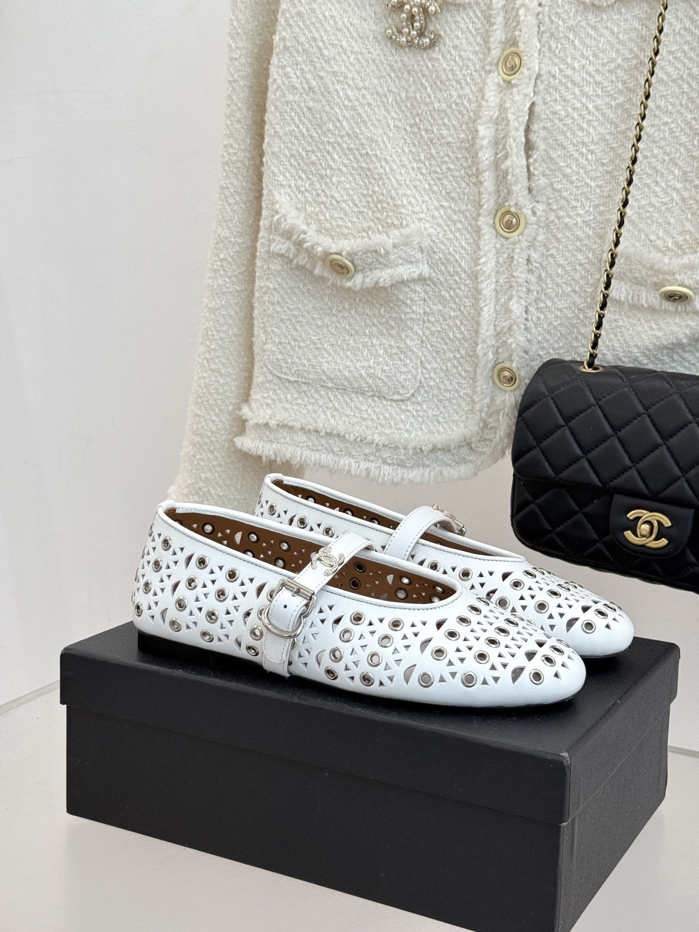 CHANE*｜小香经典双C镂空平底玛丽珍鞋2026春夏新作 重新解构经典玛丽珍。镂空回纹设计，透气且富有