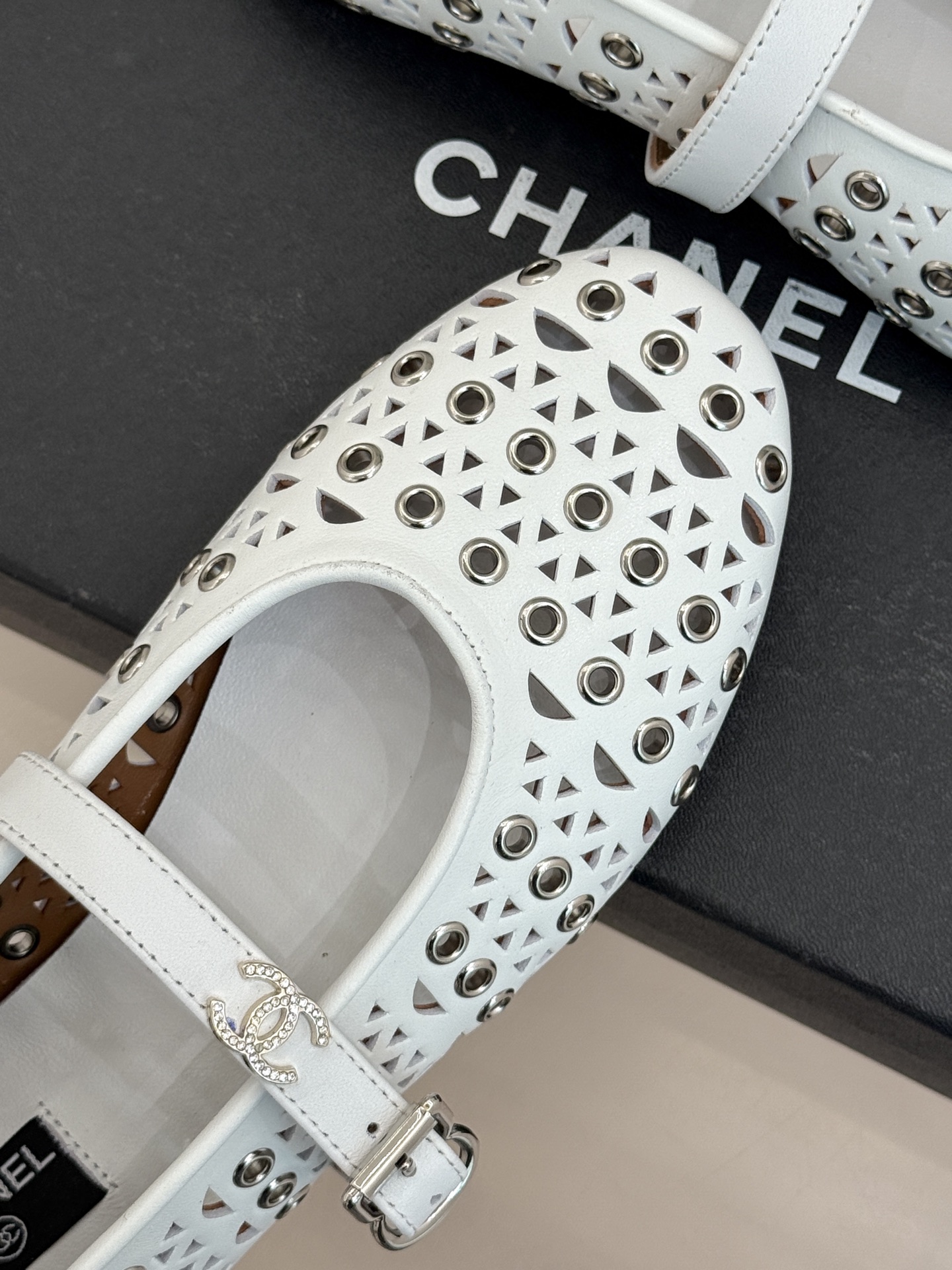 CHANE*｜小香经典双C镂空平底玛丽珍鞋2026春夏新作 重新解构经典玛丽珍。镂空回纹设计，透气且富有