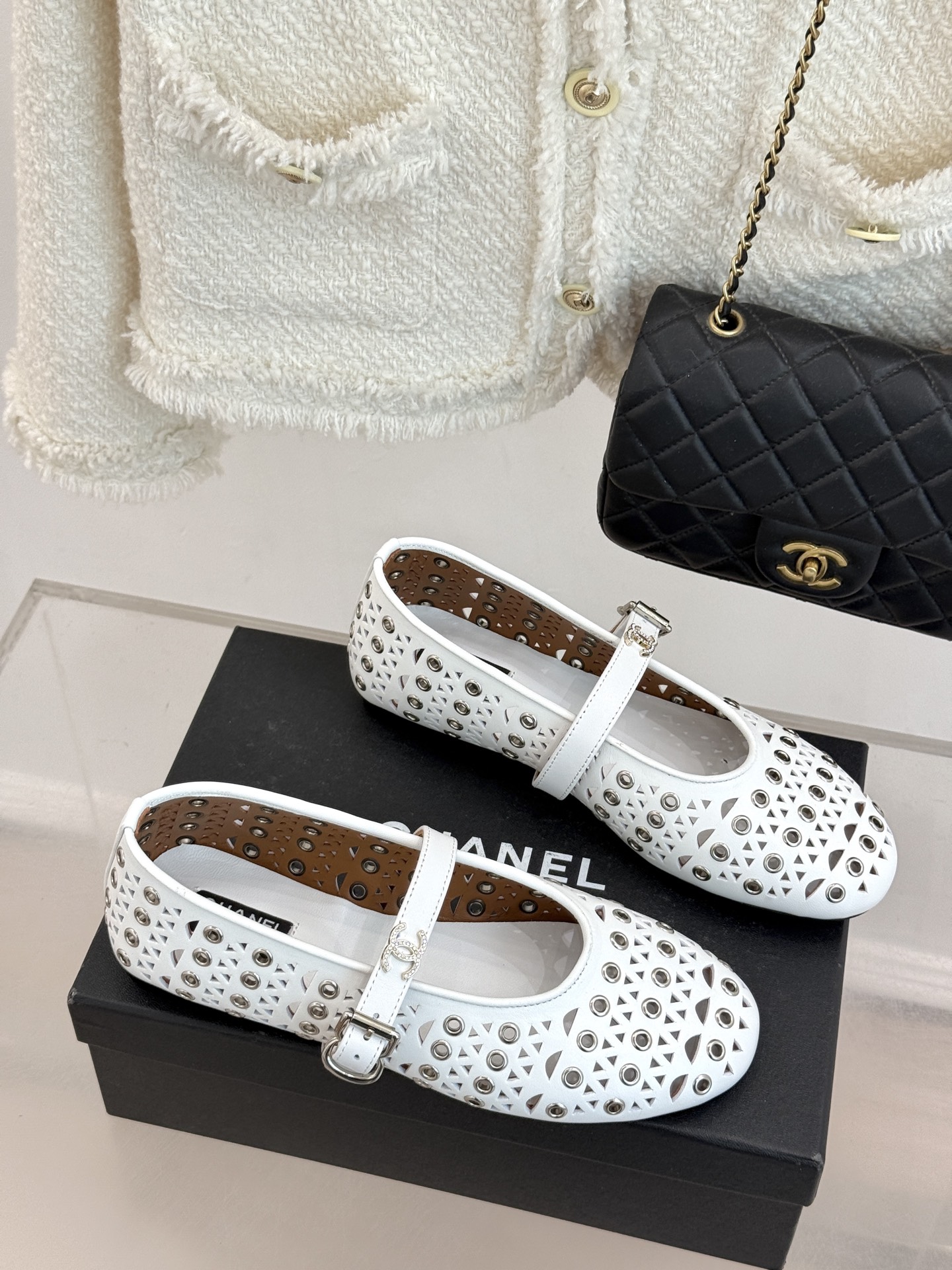 CHANE*｜小香经典双C镂空平底玛丽珍鞋2026春夏新作 重新解构经典玛丽珍。镂空回纹设计，透气且富有