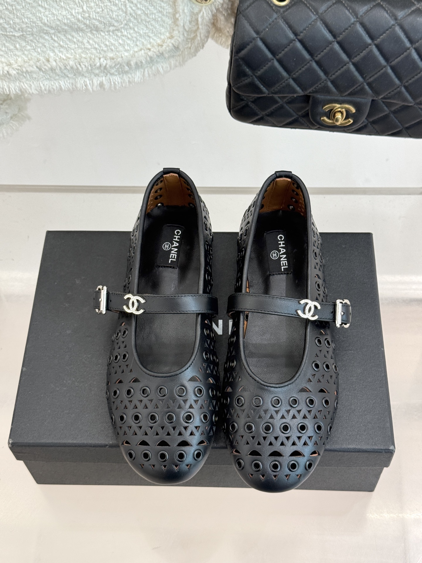 CHANE*｜小香经典双C镂空平底玛丽珍鞋2026春夏新作 重新解构经典玛丽珍。镂空回纹设计，透气且富有