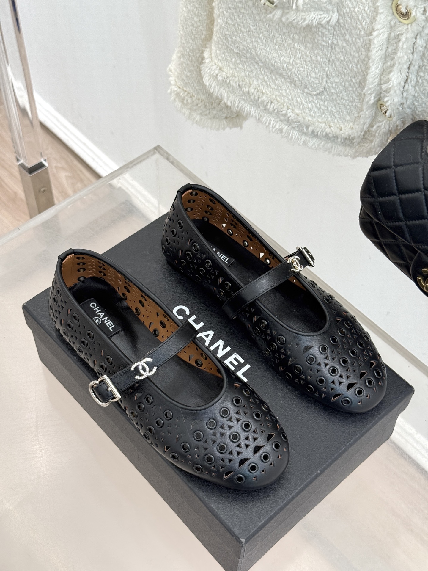 CHANE*｜小香经典双C镂空平底玛丽珍鞋2026春夏新作 重新解构经典玛丽珍。镂空回纹设计，透气且富有