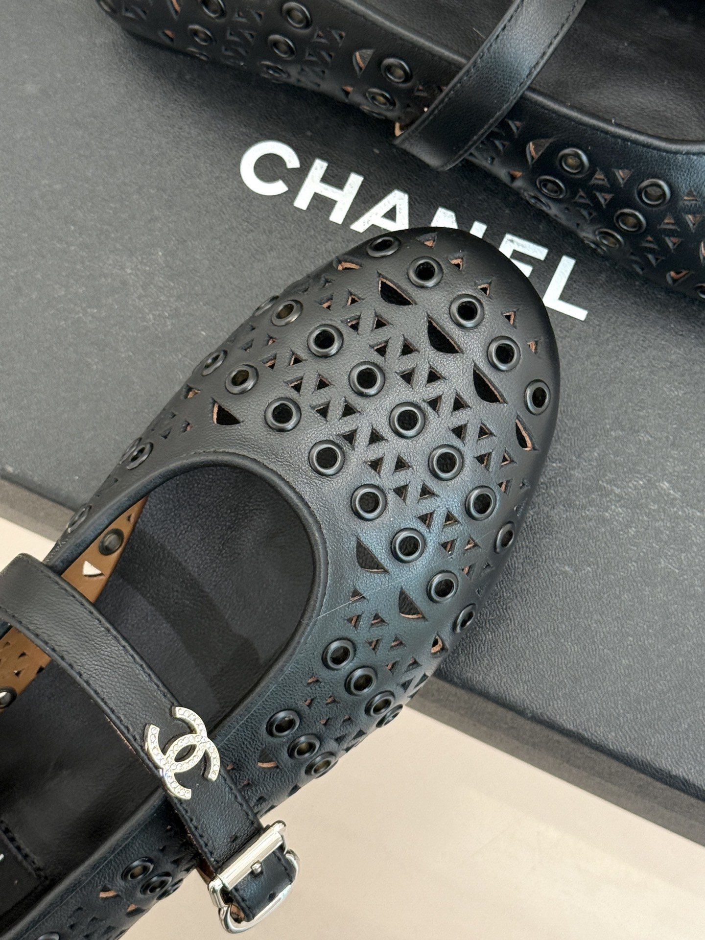 CHANE*｜小香经典双C镂空平底玛丽珍鞋2026春夏新作 重新解构经典玛丽珍。镂空回纹设计，透气且富有