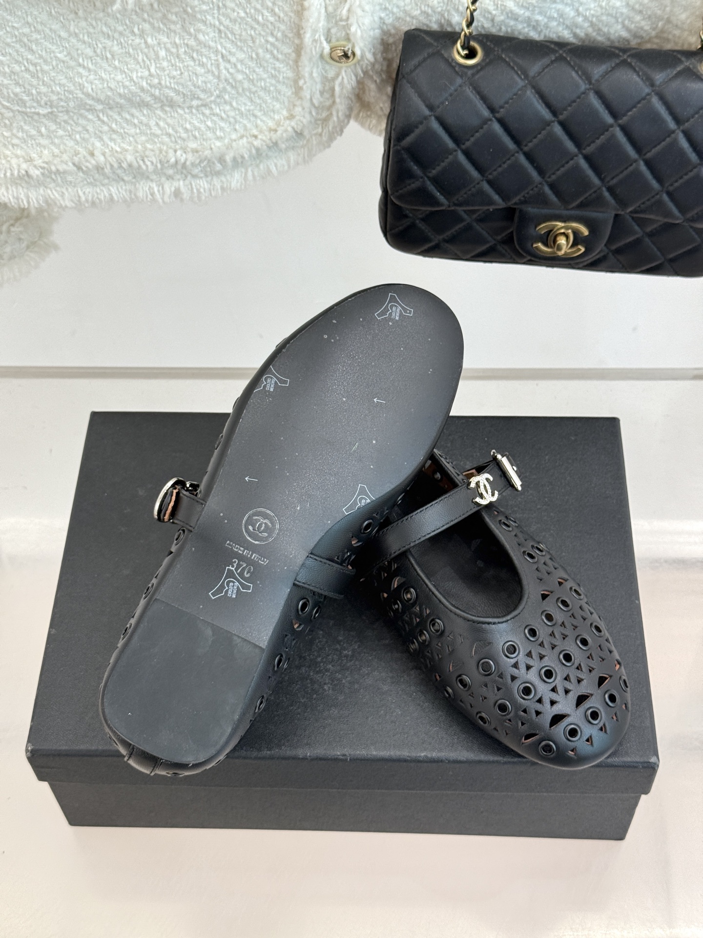 CHANE*｜小香经典双C镂空平底玛丽珍鞋2026春夏新作 重新解构经典玛丽珍。镂空回纹设计，透气且富有