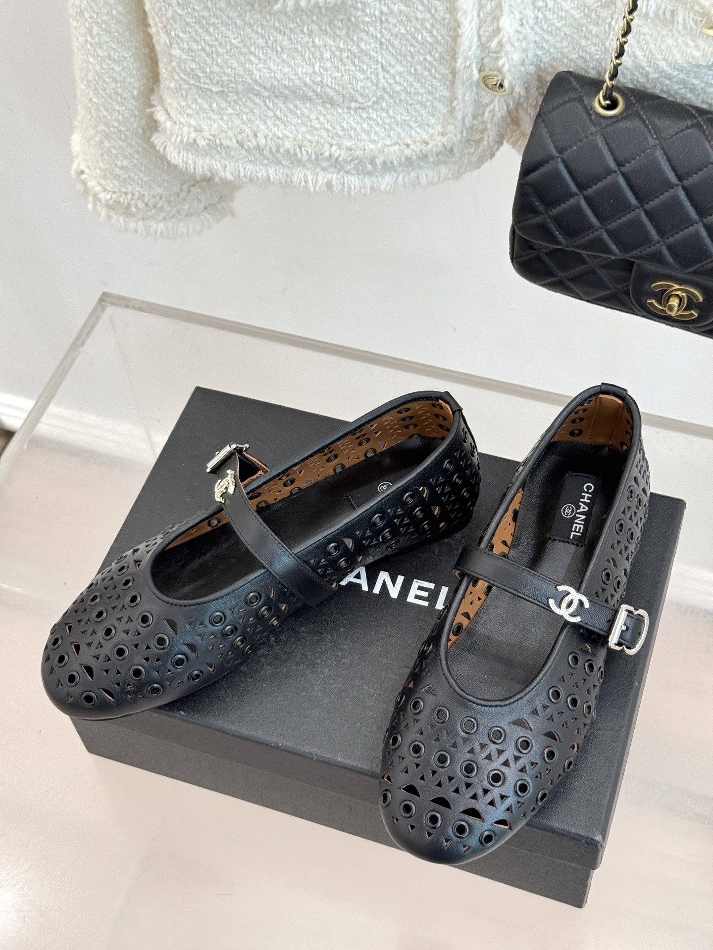 CHANE*｜小香经典双C镂空平底玛丽珍鞋2026春夏新作 重新解构经典玛丽珍。镂空回纹设计，透气且富有