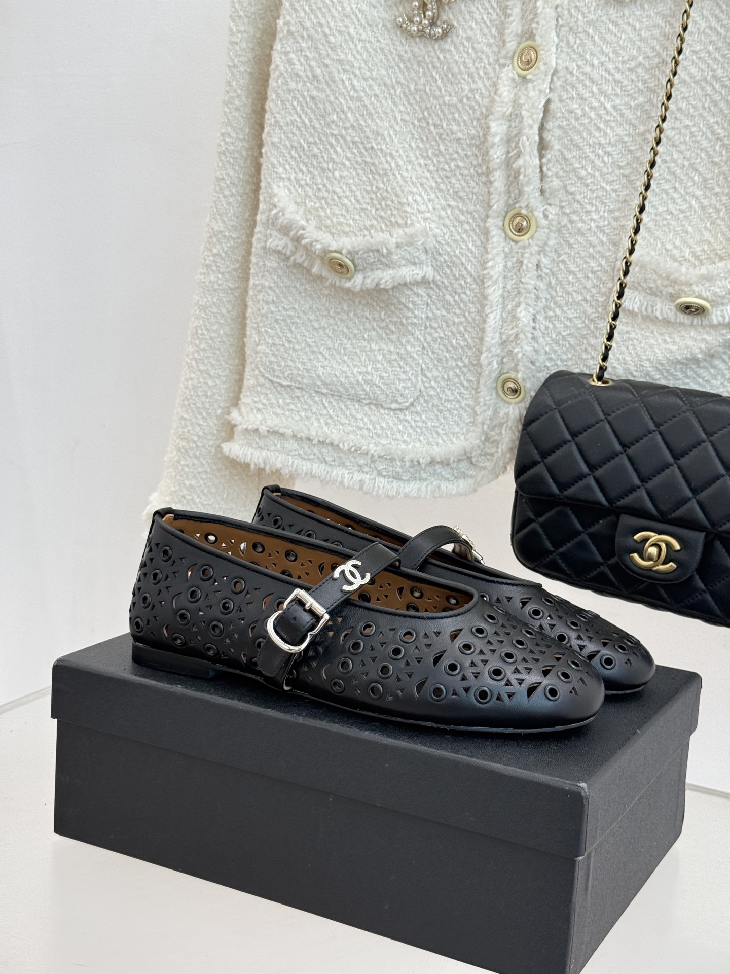 CHANE*｜小香经典双C镂空平底玛丽珍鞋2026春夏新作 重新解构经典玛丽珍。镂空回纹设计，透气且富有