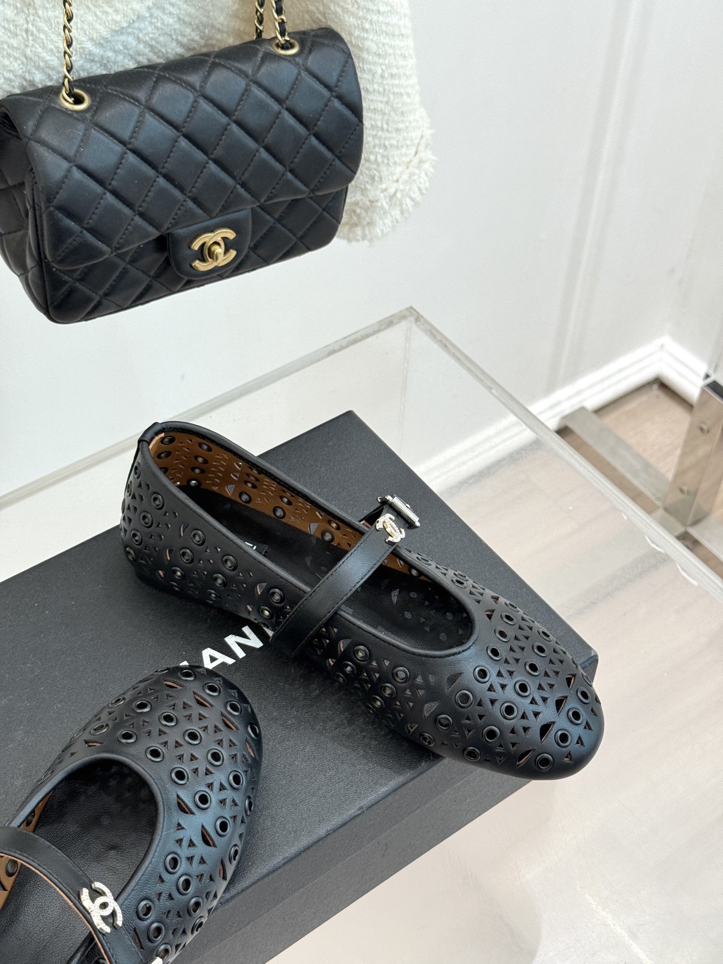 CHANE*｜小香经典双C镂空平底玛丽珍鞋2026春夏新作 重新解构经典玛丽珍。镂空回纹设计，透气且富有