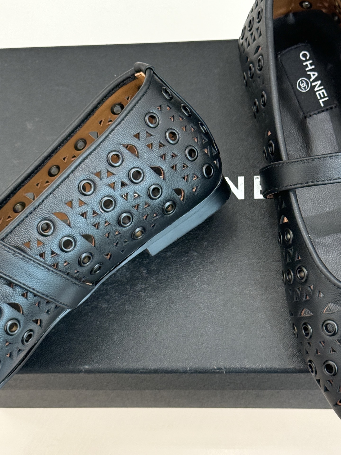 CHANE*｜小香经典双C镂空平底玛丽珍鞋2026春夏新作 重新解构经典玛丽珍。镂空回纹设计，透气且富有