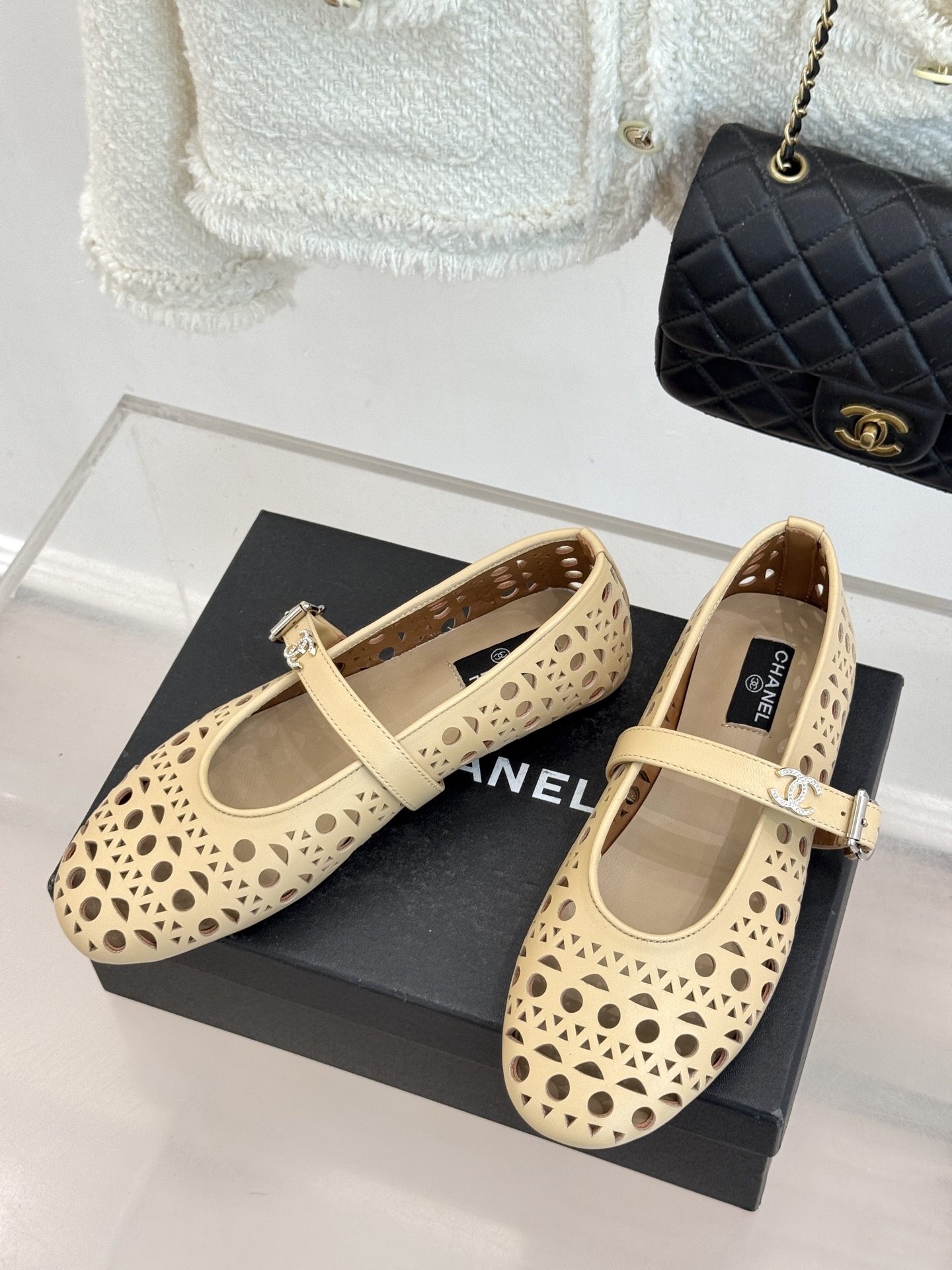 CHANE*｜小香经典双C镂空平底玛丽珍鞋2026春夏新作 重新解构经典玛丽珍。镂空回纹设计，透气且富有