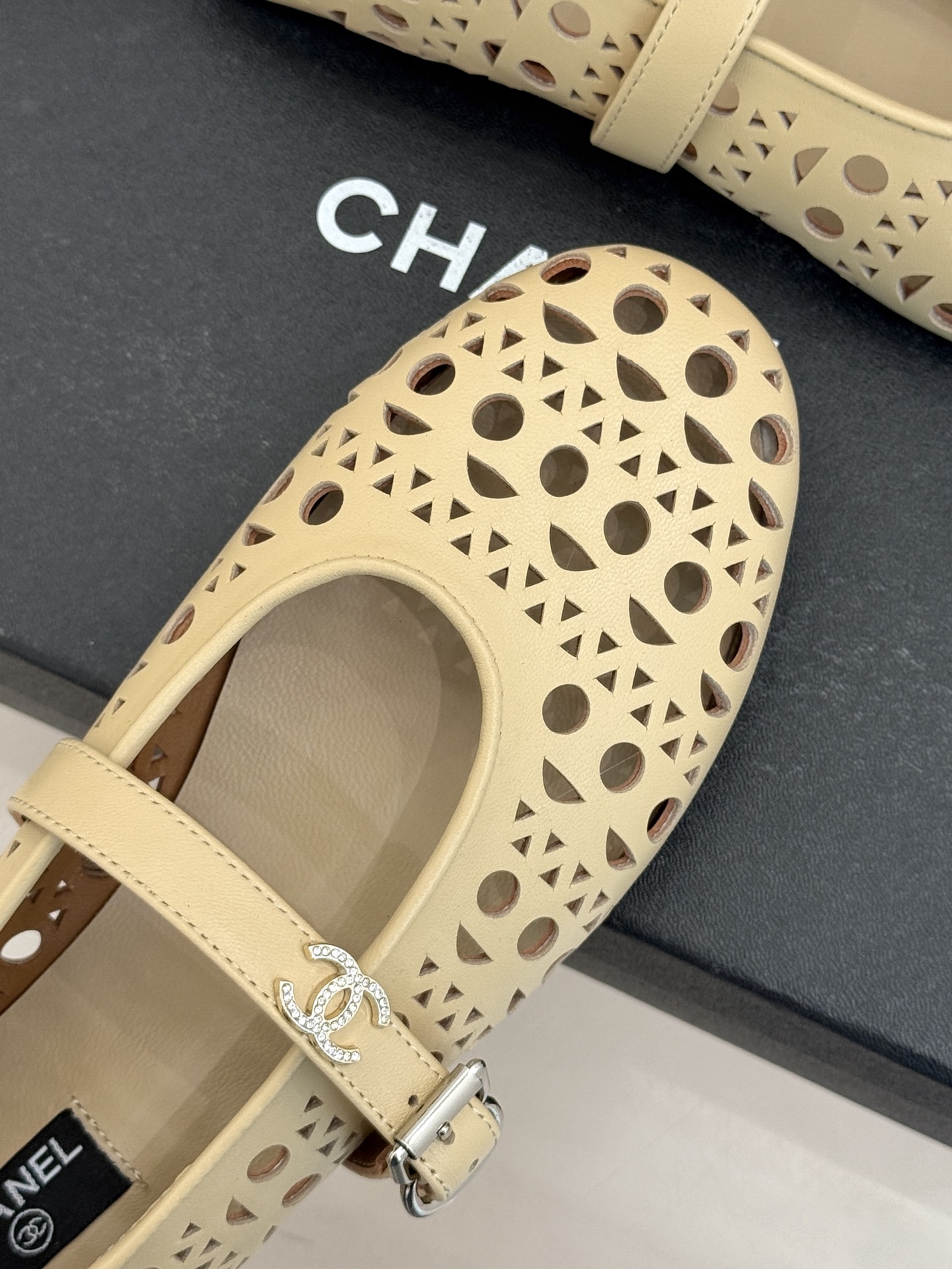 CHANE*｜小香经典双C镂空平底玛丽珍鞋2026春夏新作 重新解构经典玛丽珍。镂空回纹设计，透气且富有