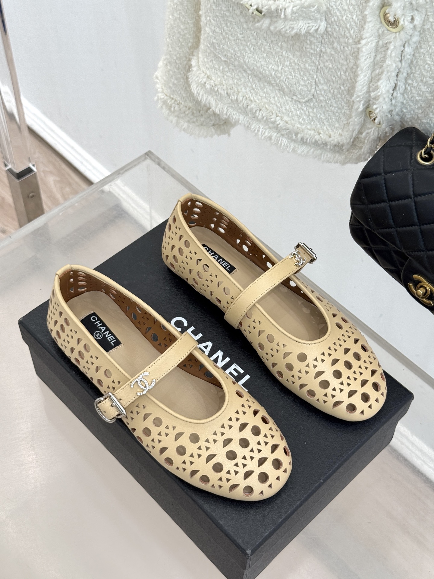 CHANE*｜小香经典双C镂空平底玛丽珍鞋2026春夏新作 重新解构经典玛丽珍。镂空回纹设计，透气且富有