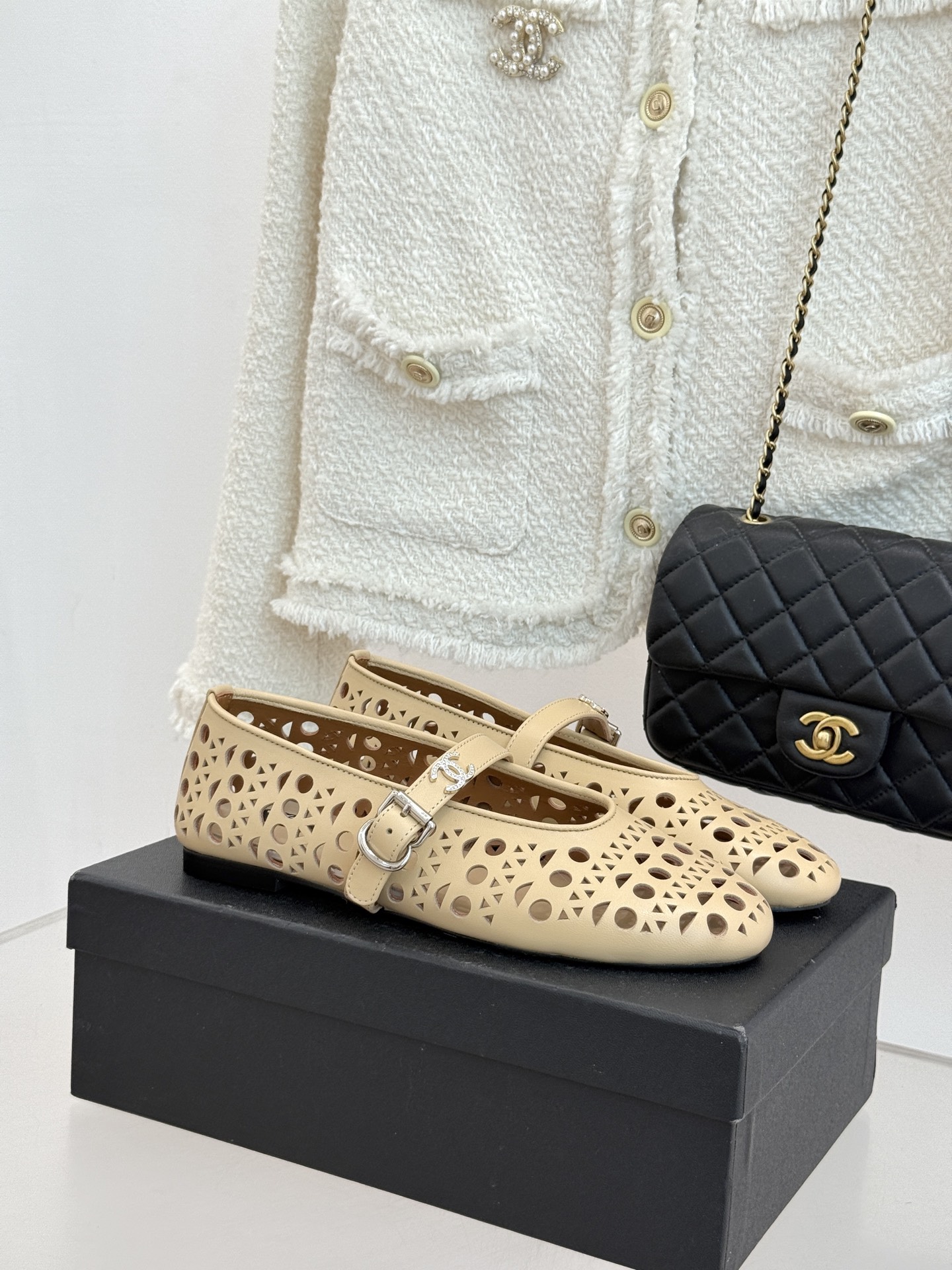 CHANE*｜小香经典双C镂空平底玛丽珍鞋2026春夏新作 重新解构经典玛丽珍。镂空回纹设计，透气且富有