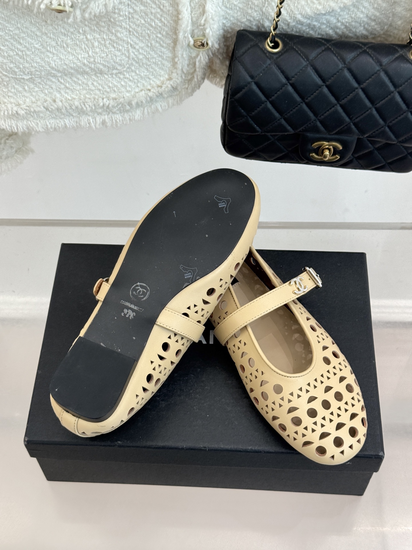 CHANE*｜小香经典双C镂空平底玛丽珍鞋2026春夏新作 重新解构经典玛丽珍。镂空回纹设计，透气且富有