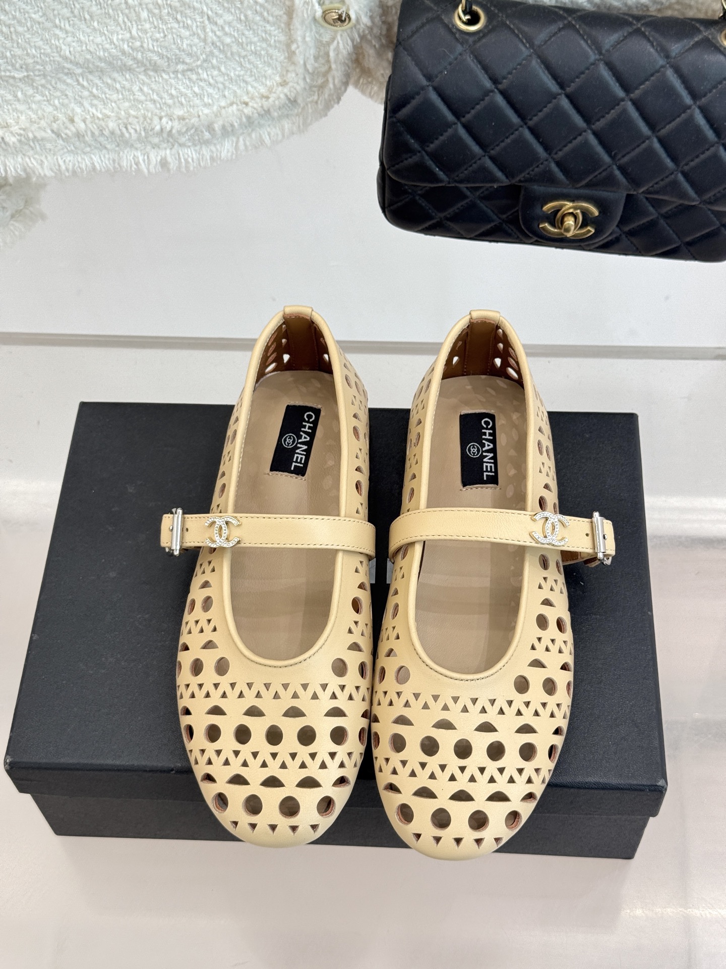 CHANE*｜小香经典双C镂空平底玛丽珍鞋2026春夏新作 重新解构经典玛丽珍。镂空回纹设计，透气且富有