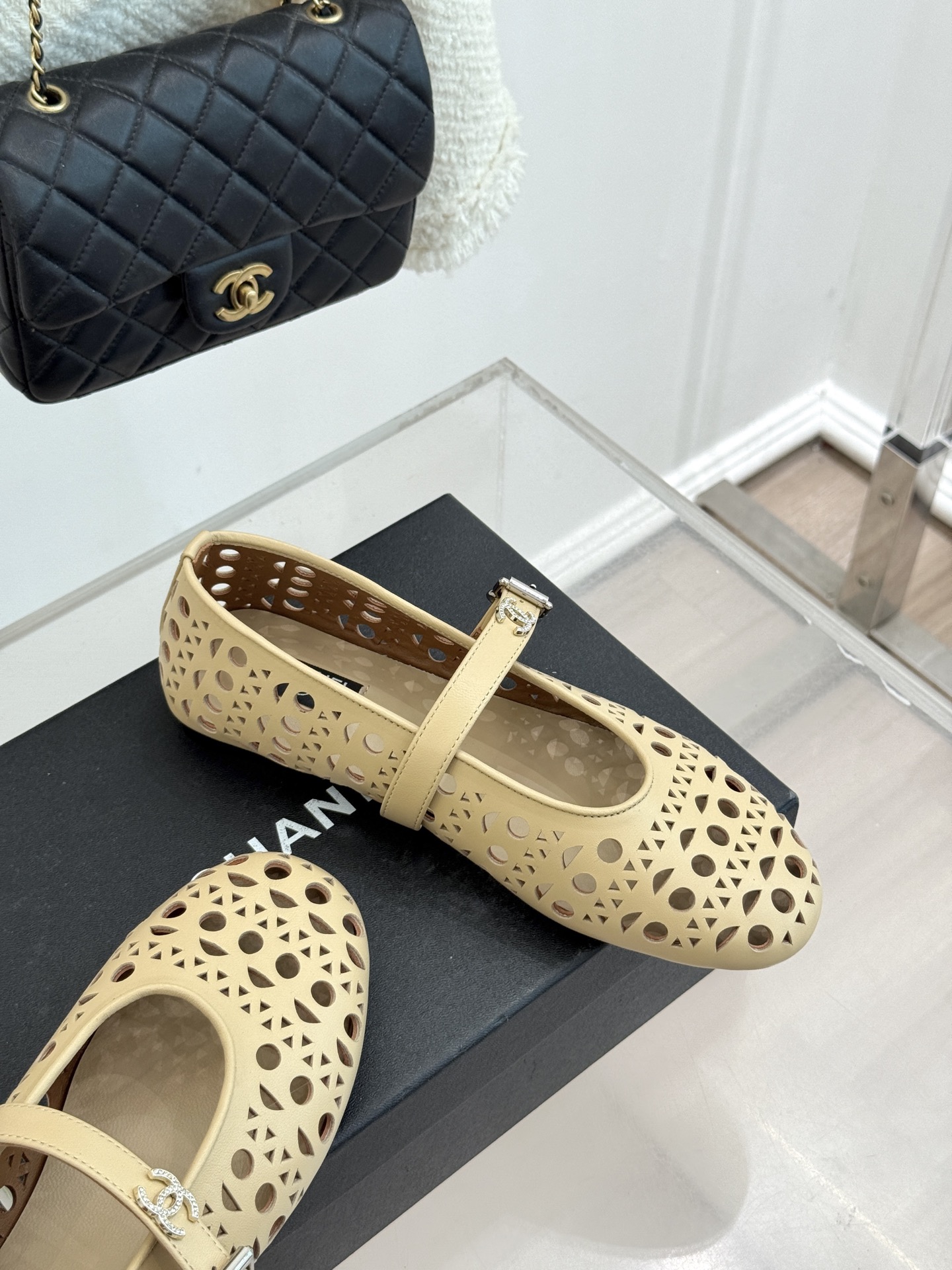 CHANE*｜小香经典双C镂空平底玛丽珍鞋2026春夏新作 重新解构经典玛丽珍。镂空回纹设计，透气且富有